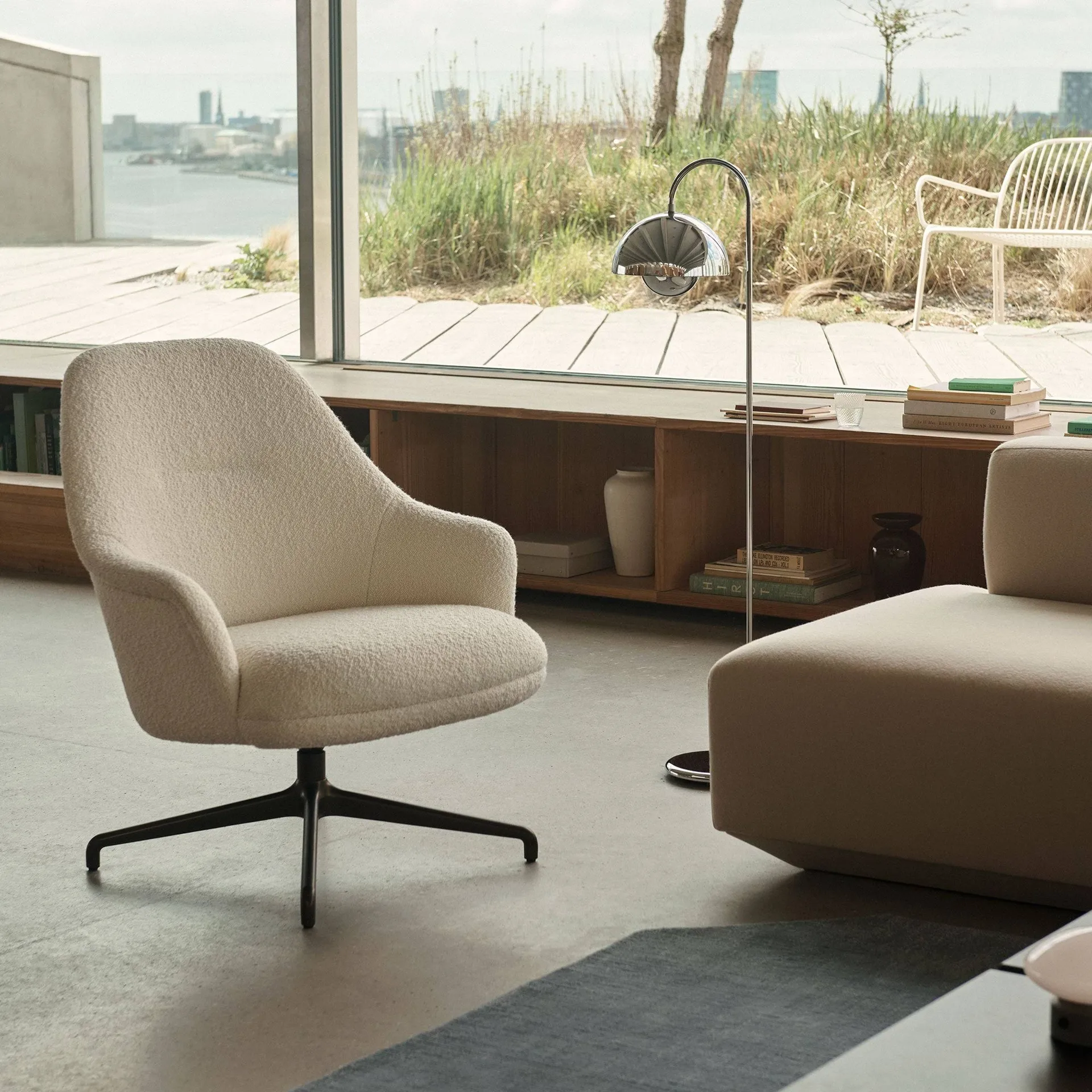Rely HW139 lounge chair, Clay 0009-black &Tradition