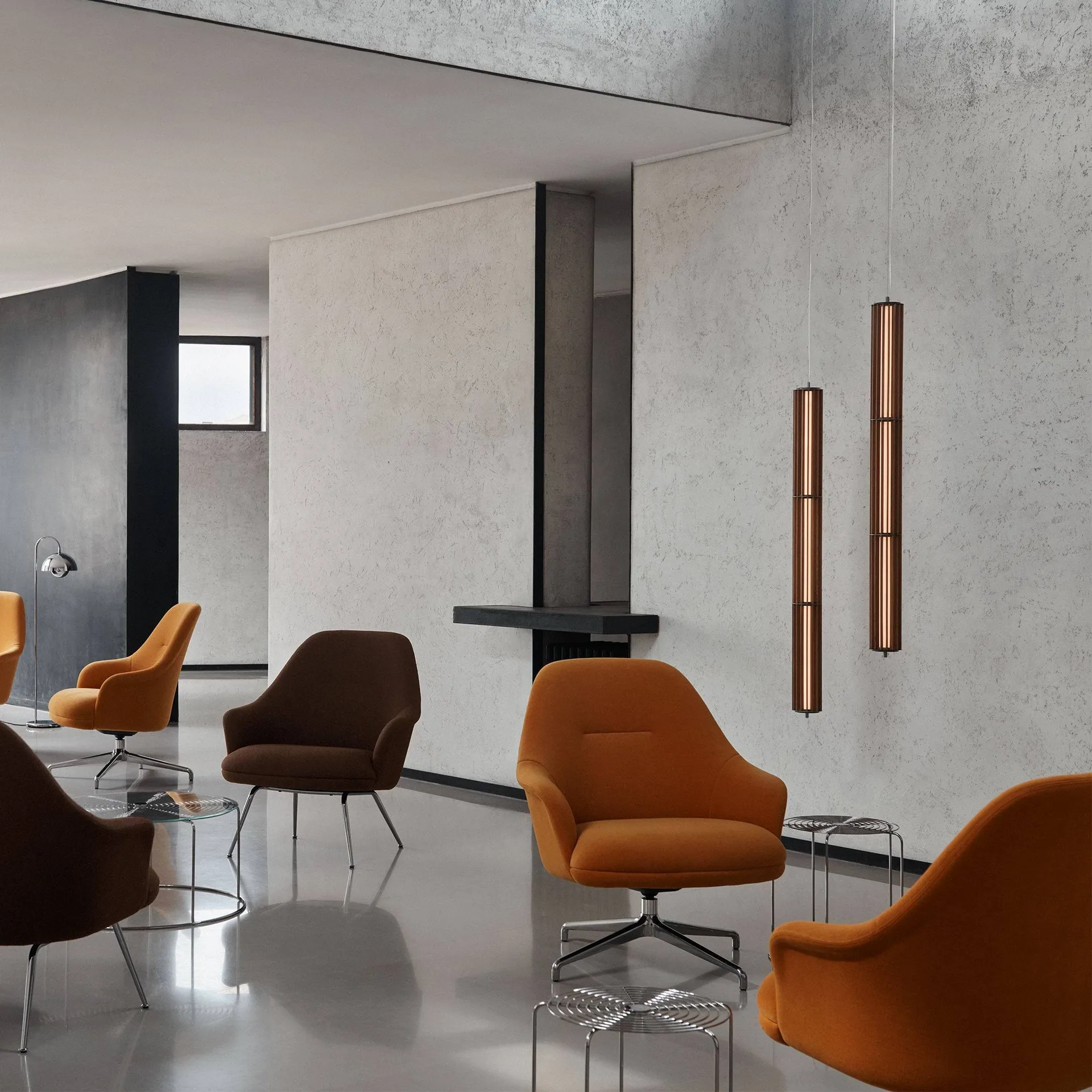 Rely HW139 lounge chair, Clay 0009-black &Tradition