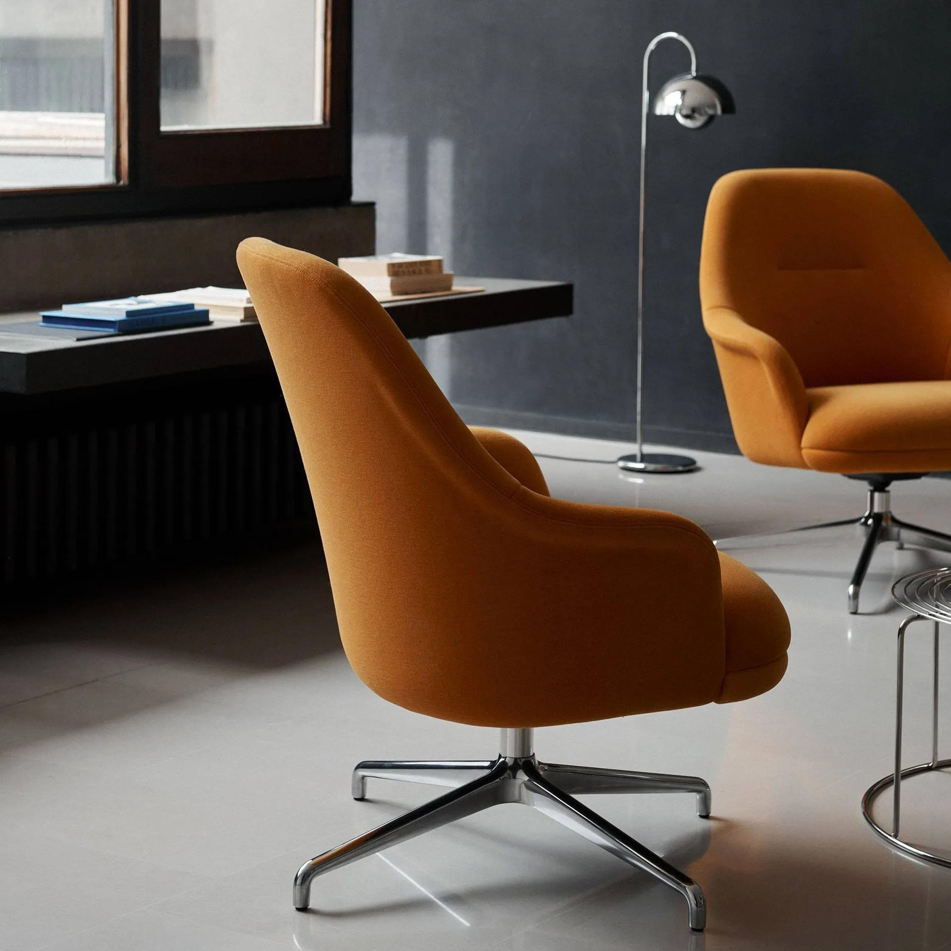 Rely HW139 lounge chair, Gentle 0433-aluminium &Tradition