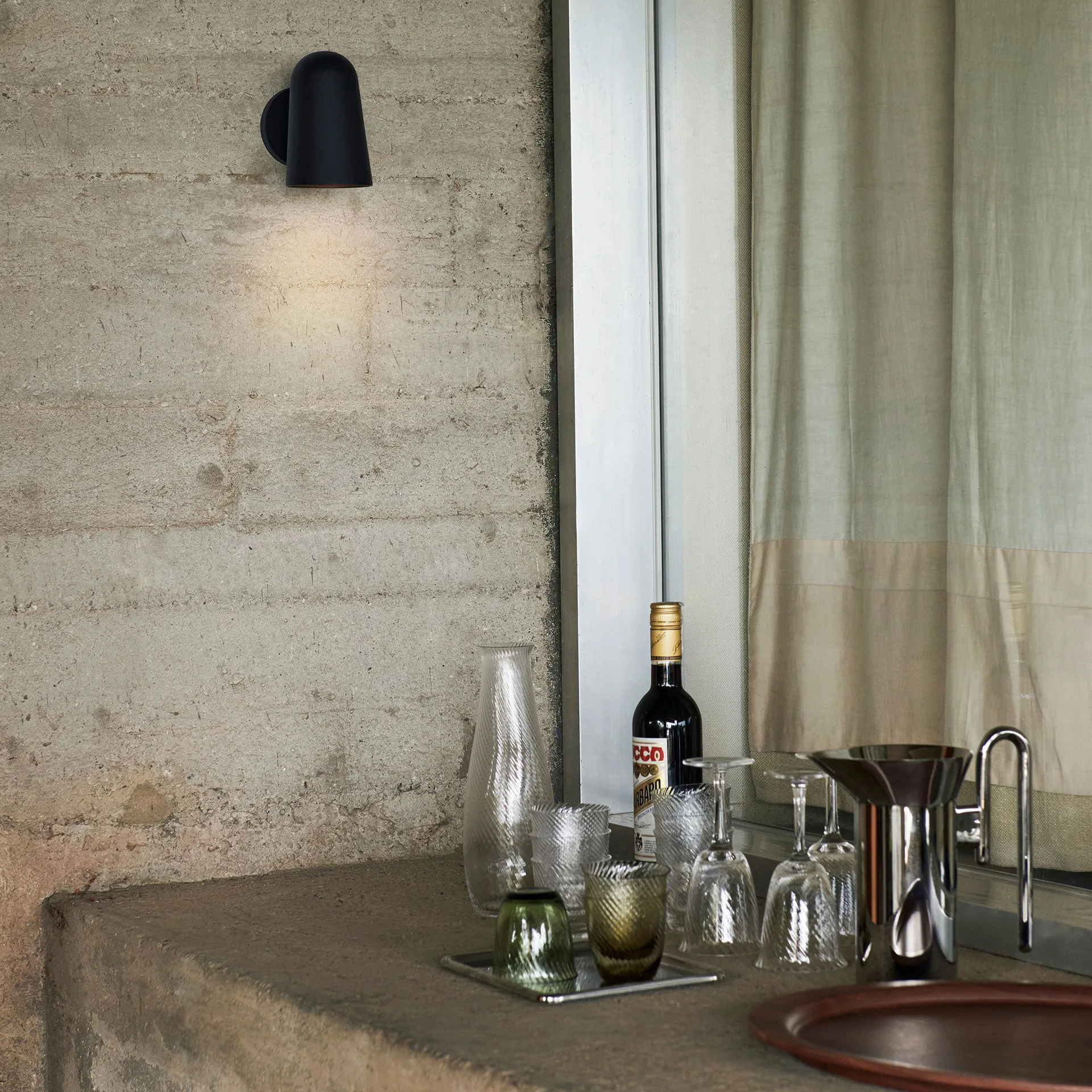 Solid SC104 vägglampa, Black &Tradition