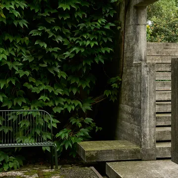 Thorvald SC111 bänk - Bronze green, 129 cm - &Tradition