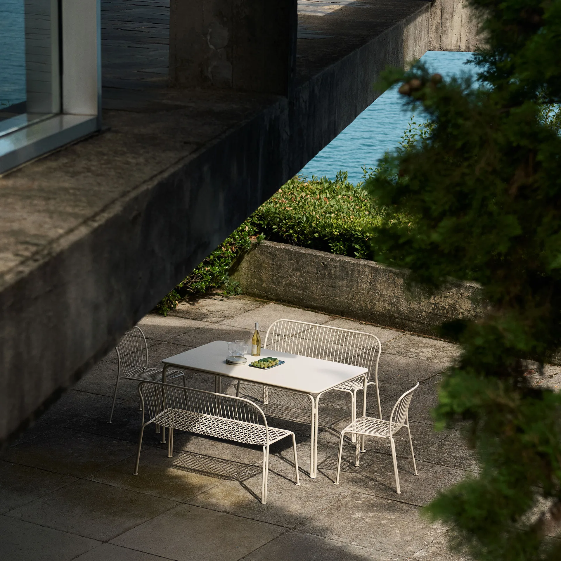 Thorvald SC111 bänk, Ivory, 129 cm &Tradition