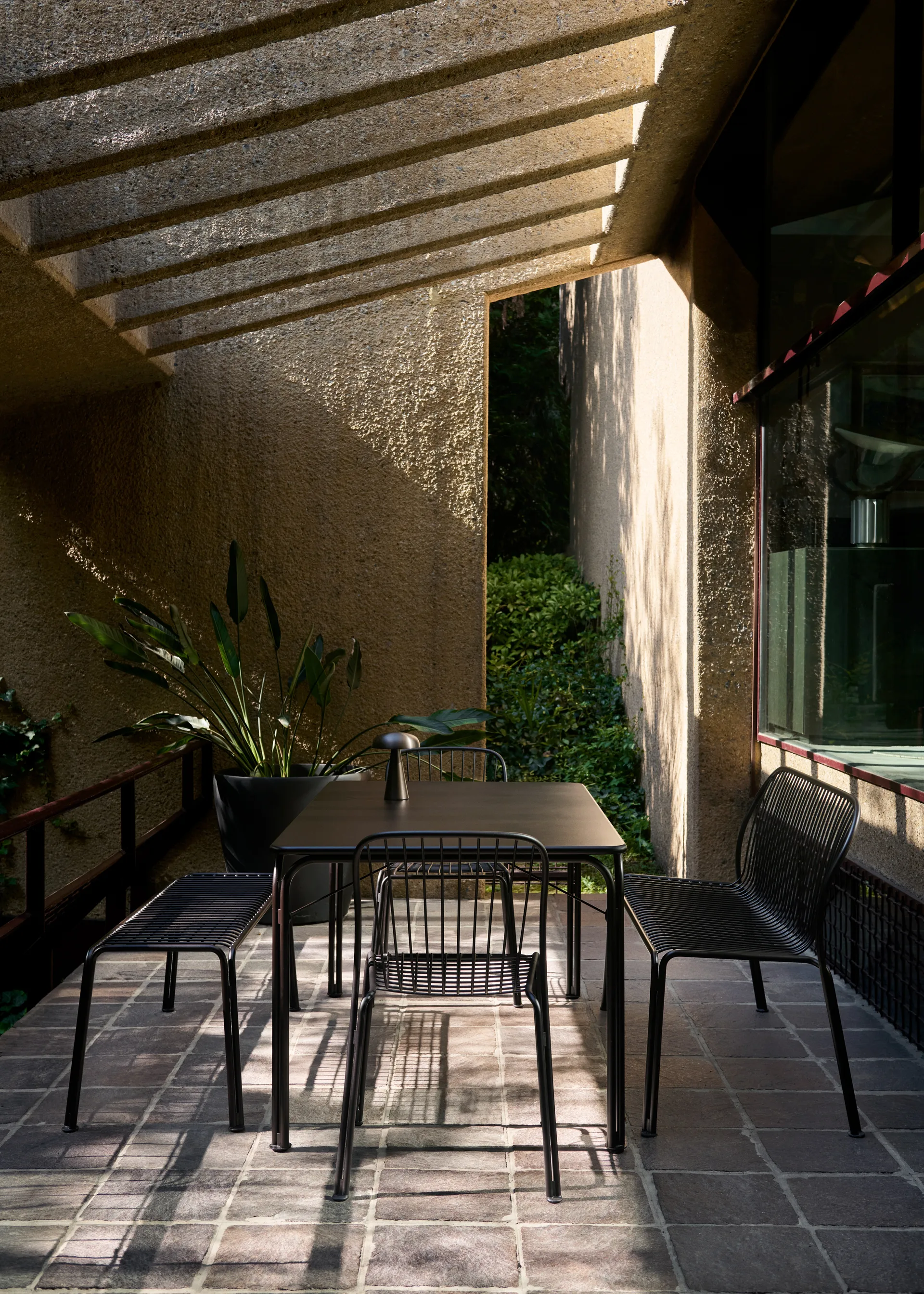 Thorvald SC111 bänk, Warm black, 129 cm &Tradition