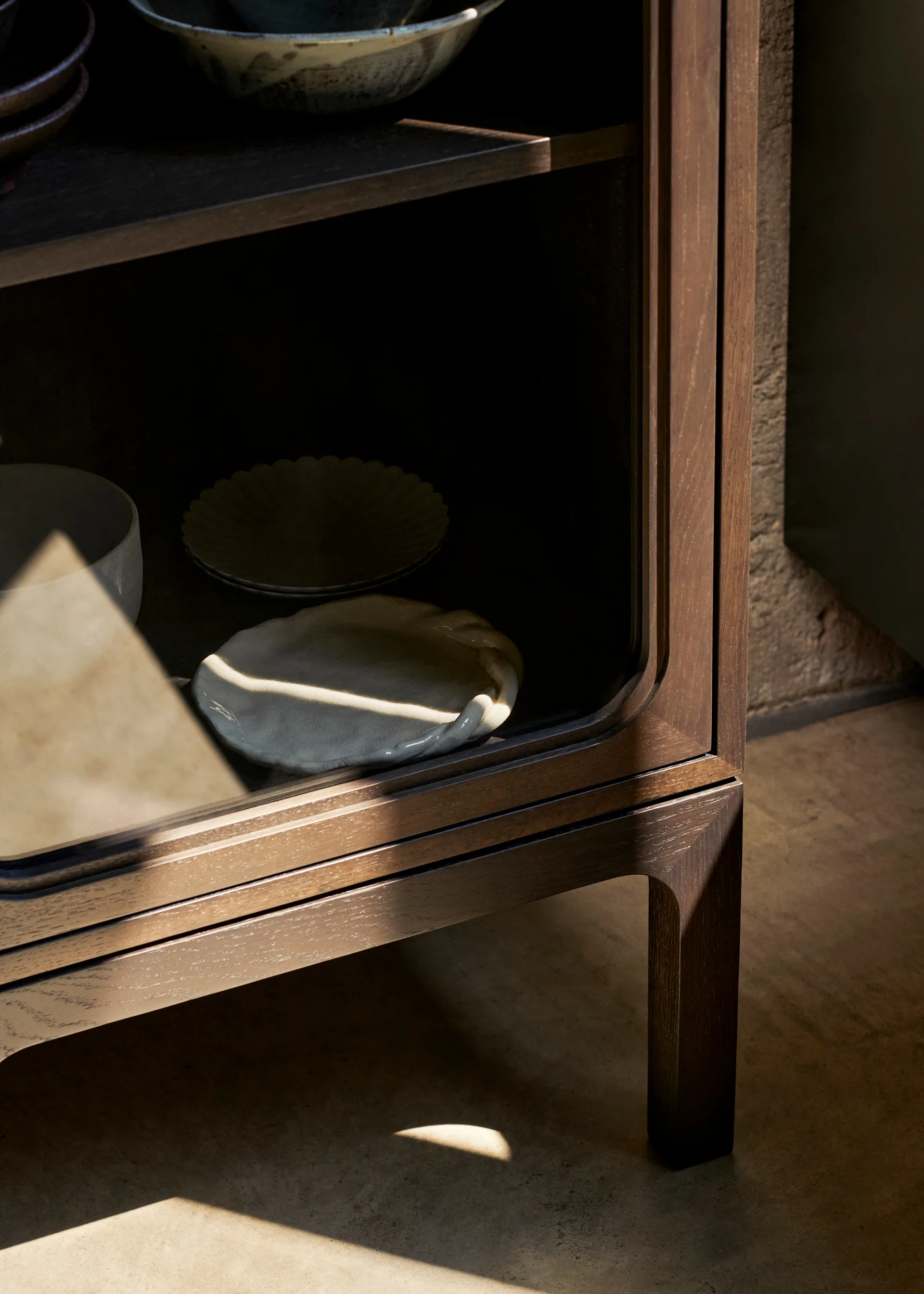 Trace SC87 vitrinskåp 50x192x40 cm, Dark stained oak &Tradition