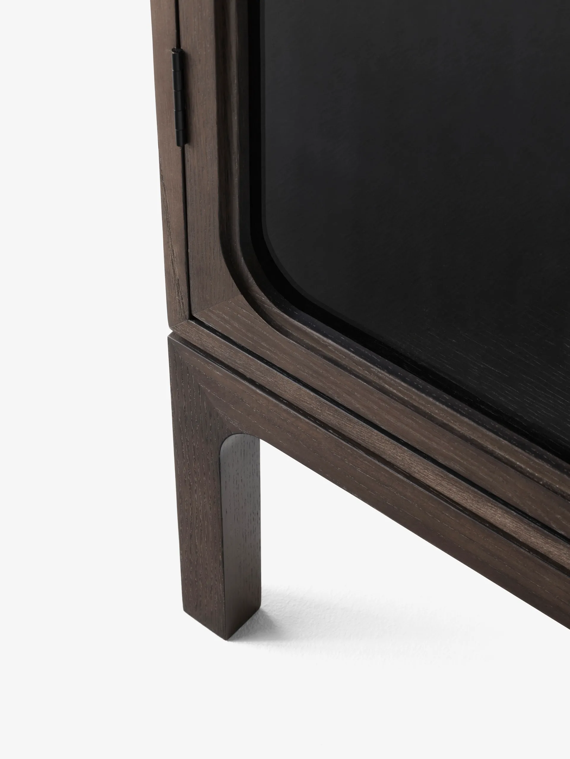 Trace SC88 vitrinskåp 120x192x40 cm, Dark stained oak &Tradition