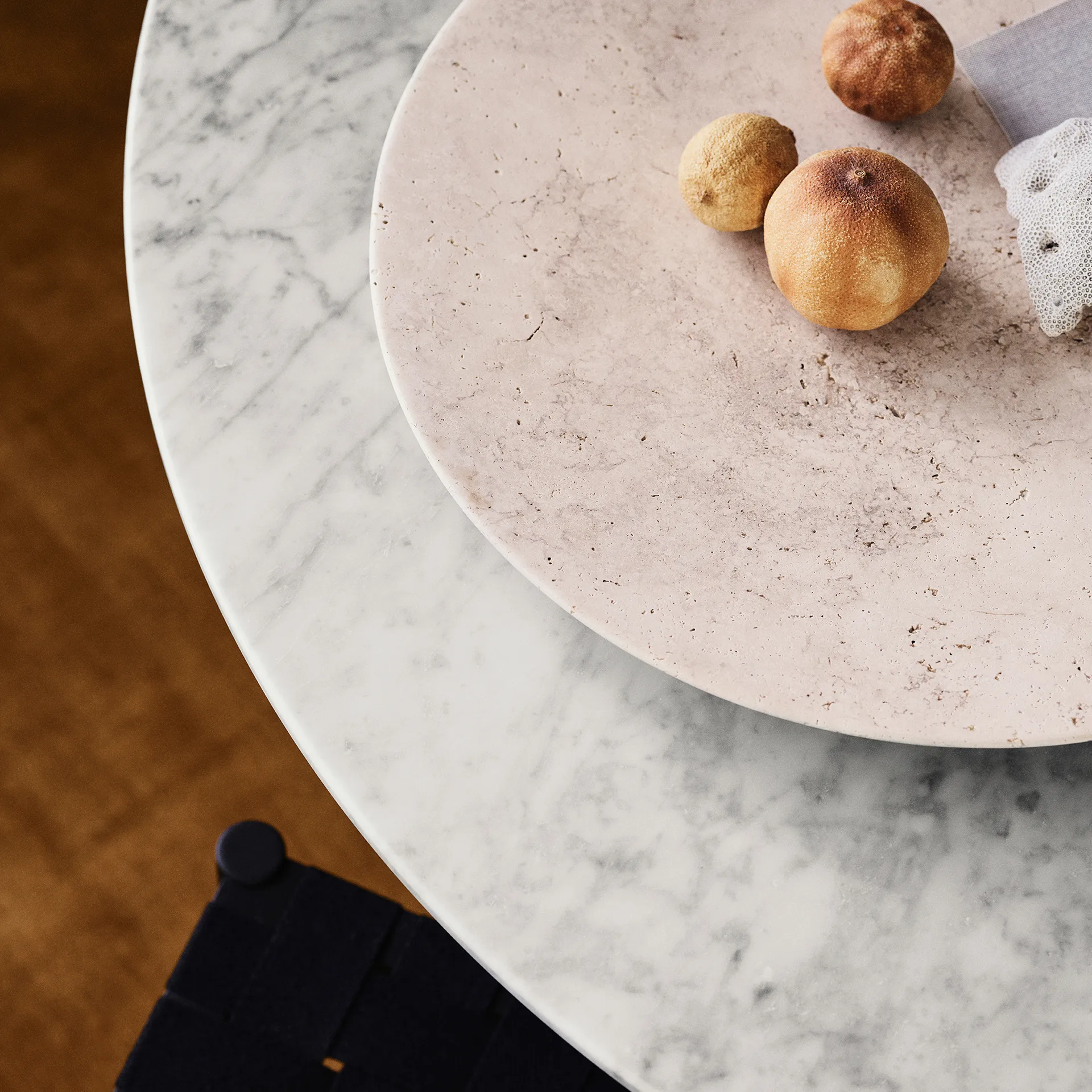 Travertine tallrik SC55, Ø50 cm &Tradition