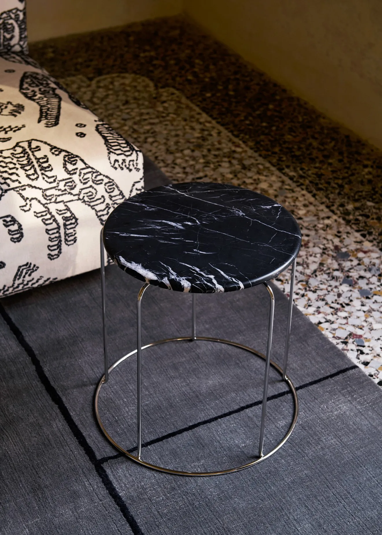 Wire Stool VP11 toppskiva Ø38 cm, Marmor Nero Marquina &Tradition
