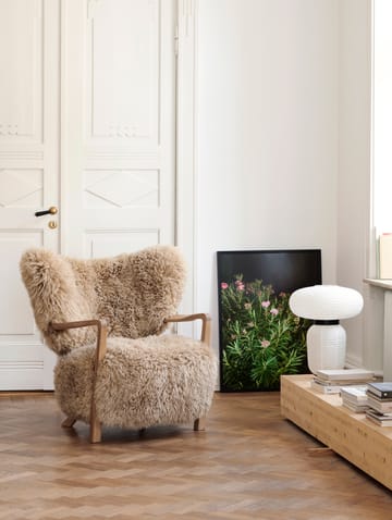 Wulff Lounge Chair ATD2 fåtölj - Oljad ek-Sheepskin honey - &Tradition