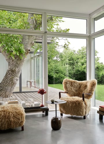Wulff Lounge Chair ATD2 fåtölj - Oljad valnöt-Sheepskin honey - &Tradition