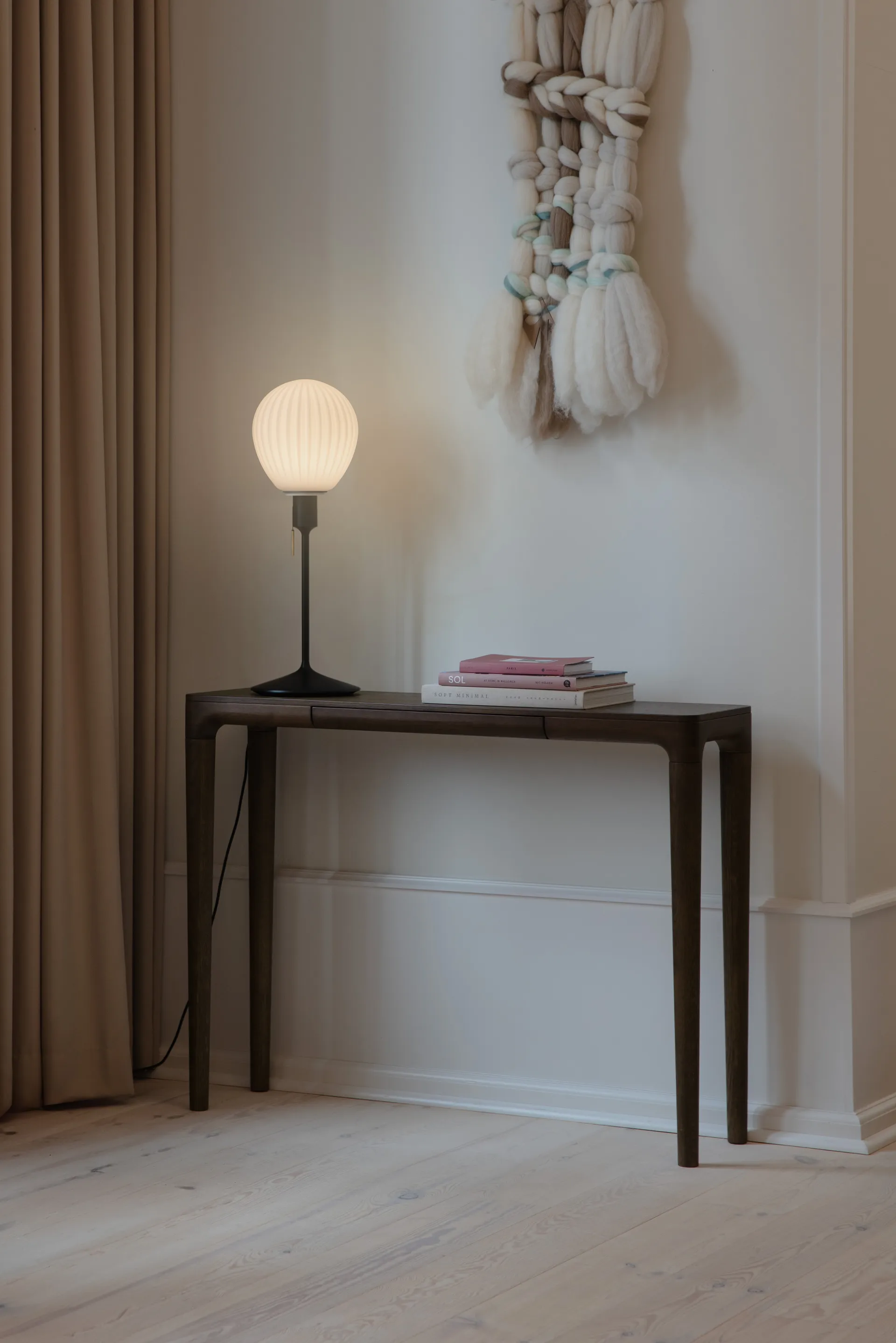 Around The World bordslampa, Svart Umage