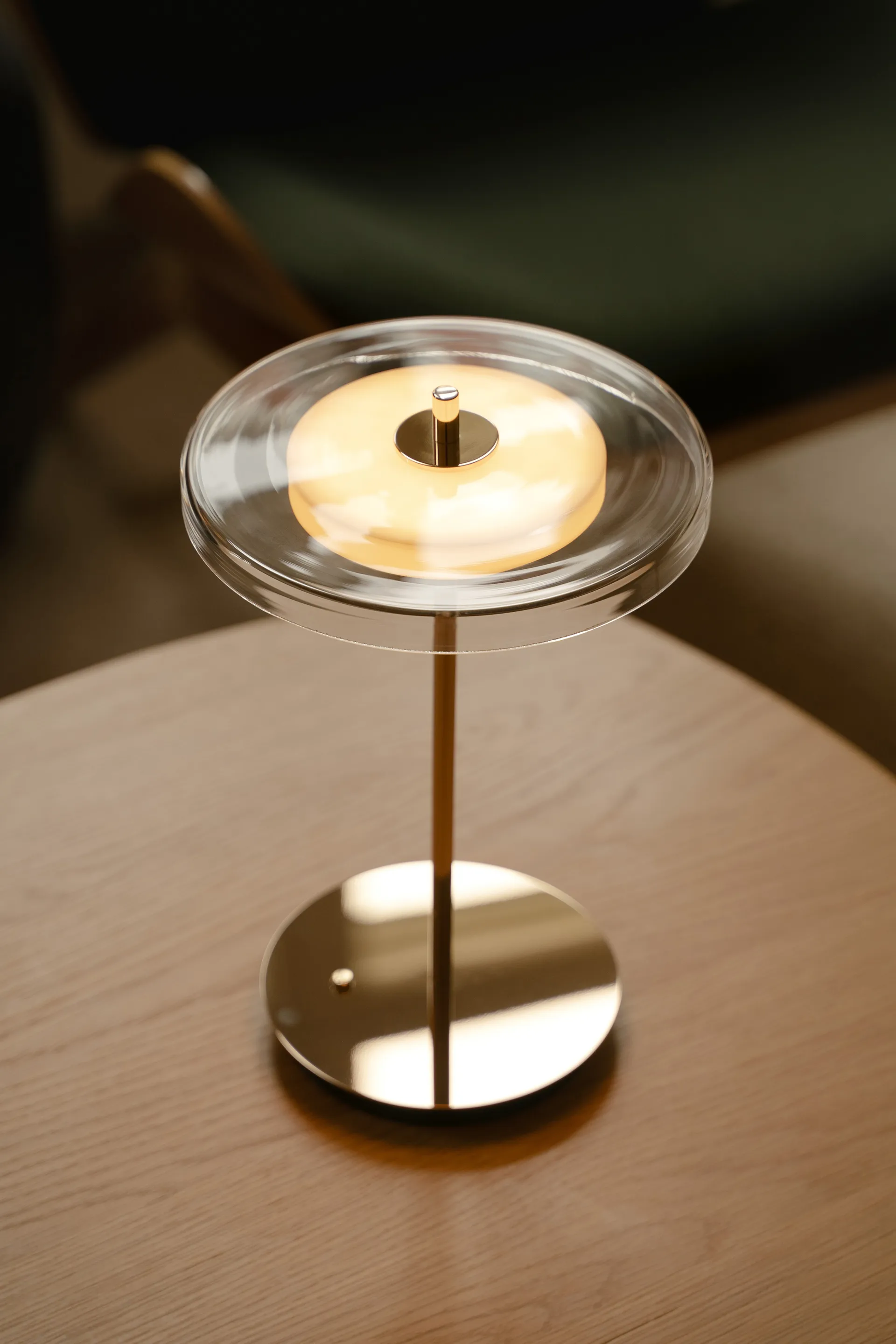 Asteria Move bordslampa, Glass-polished brass Umage