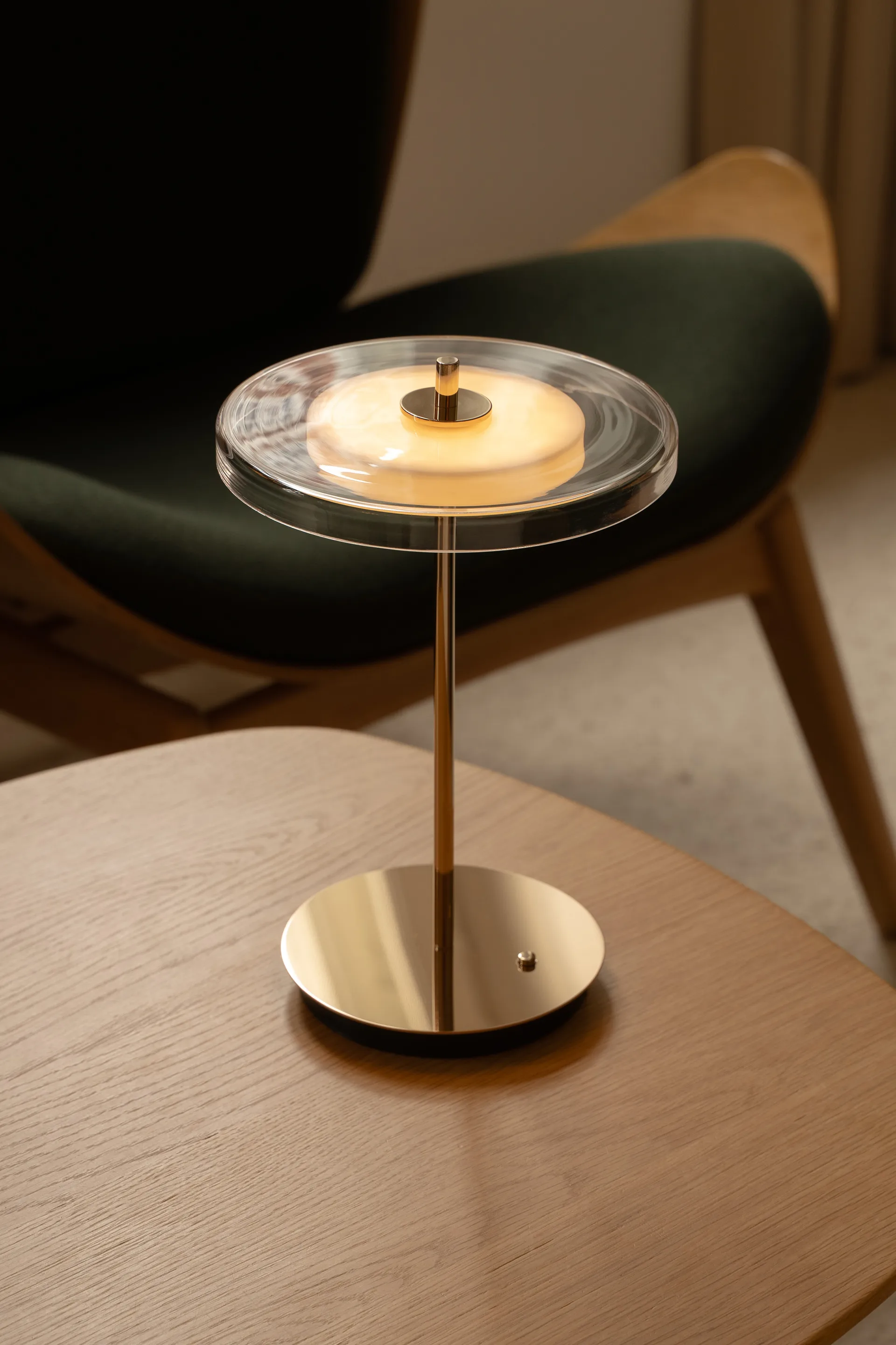 Asteria Move bordslampa, Glass-polished brass Umage