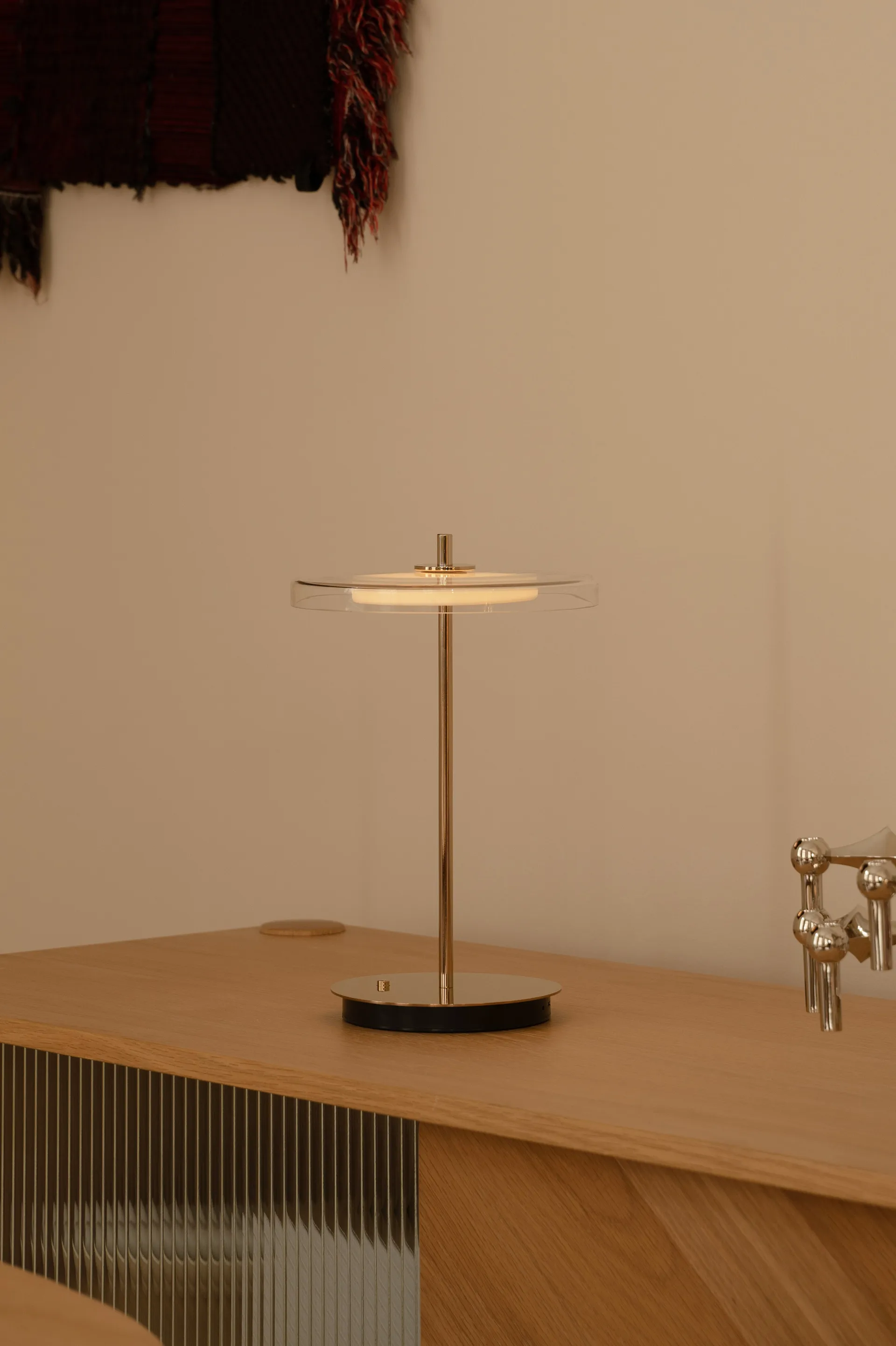 Asteria Move bordslampa, Glass-polished brass Umage