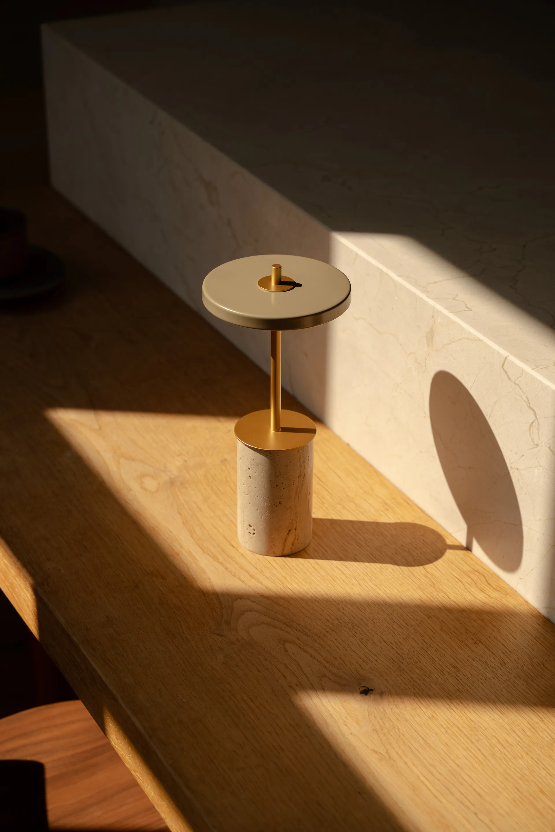 Asteria Move Mini bordslampa Ø12x25,5 cm, Clay Travertine-brass Umage