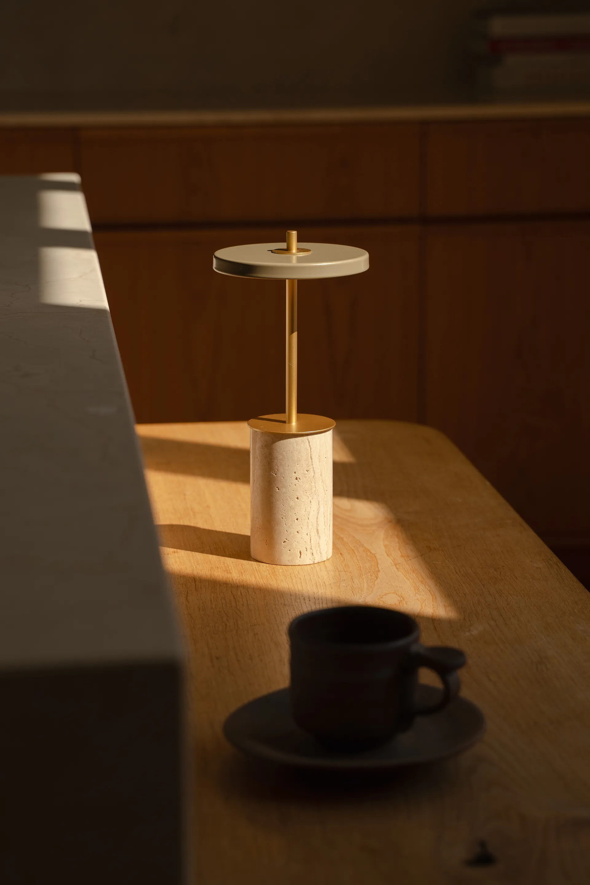 Asteria Move Mini bordslampa Ø12x25,5 cm, Clay Travertine-brass Umage