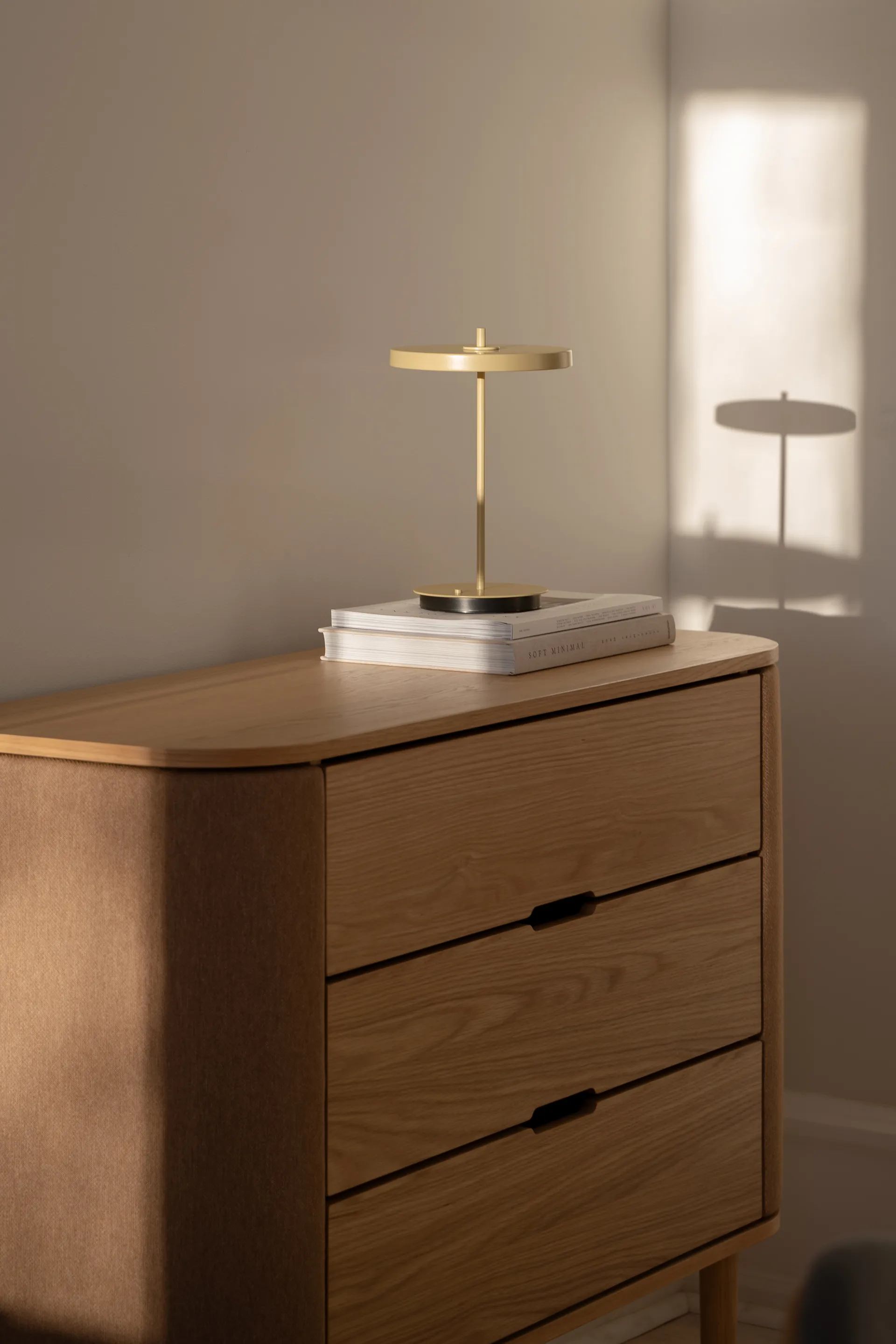 Asteria Move portabel bordslampa, Monochrome-butter yellow Umage