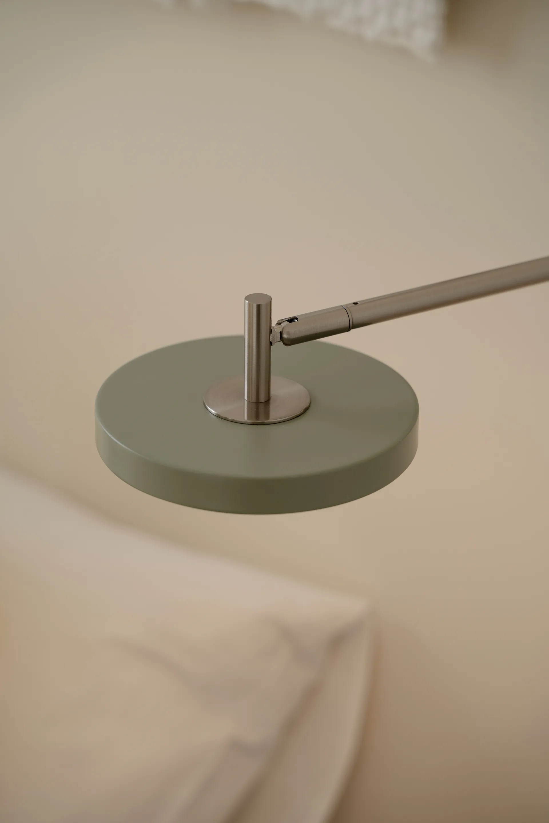 Asteria Wall vägglampa, Long, Nuance Olive-chrome Umage