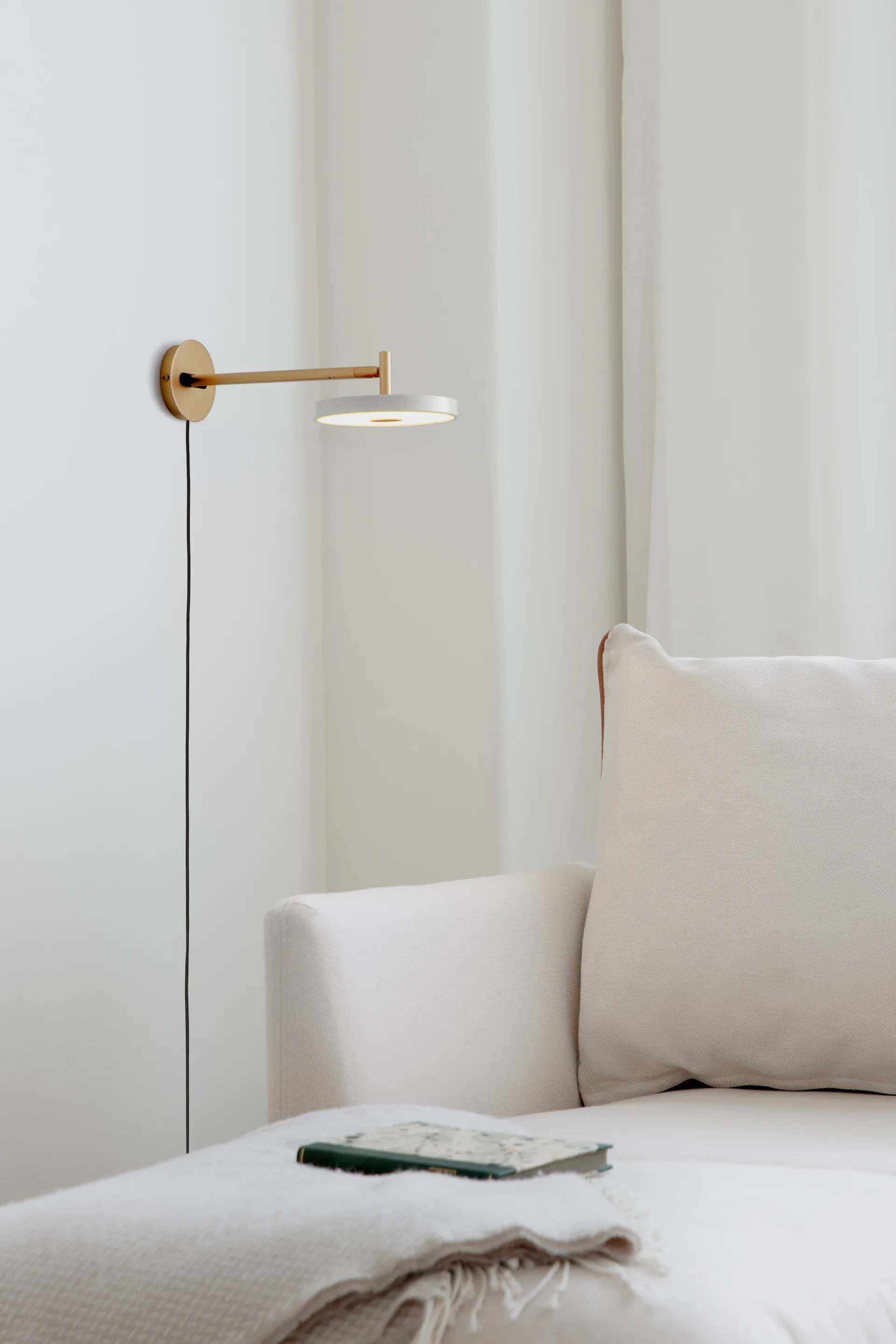 Asteria Wall vägglampa, Long, Pearl white-brass Umage