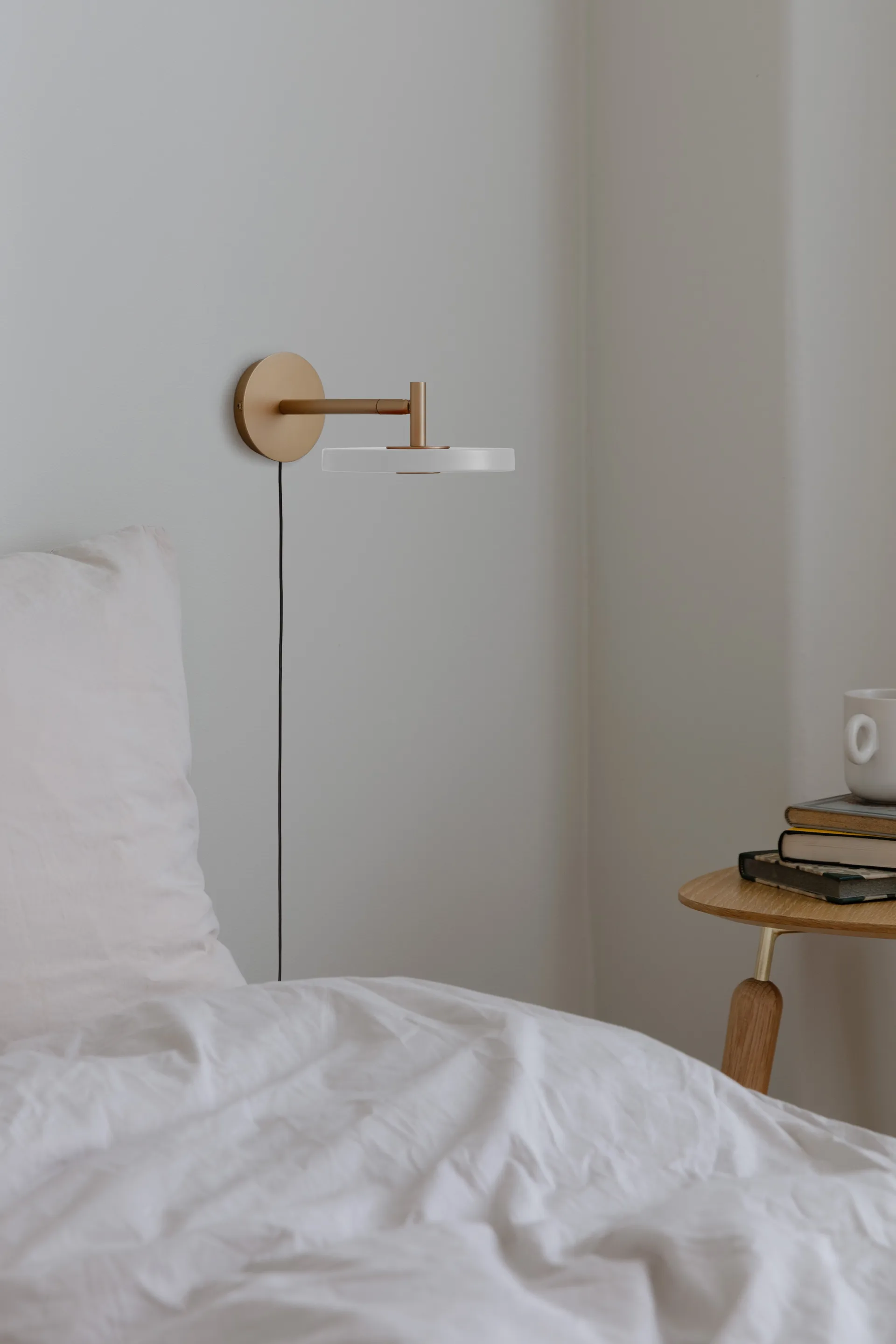 Asteria Wall vägglampa, Short, Pearl white-brass Umage