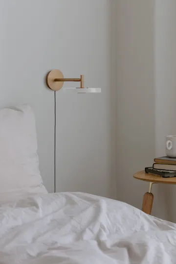 Asteria Wall vägglampa - Short, Pearl white-brass - Umage