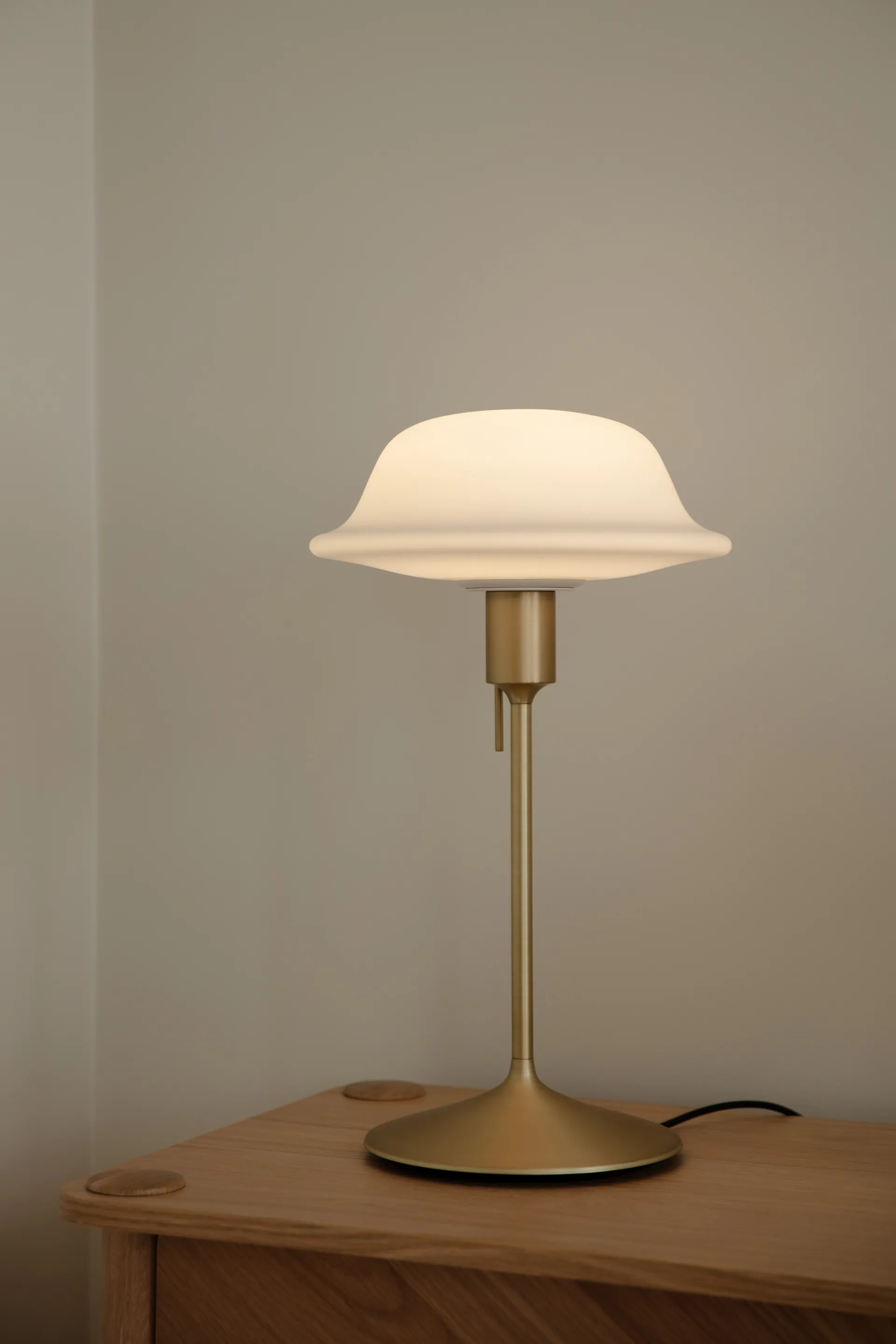 Butler bordslampa, Vit-Borstad mässing Umage