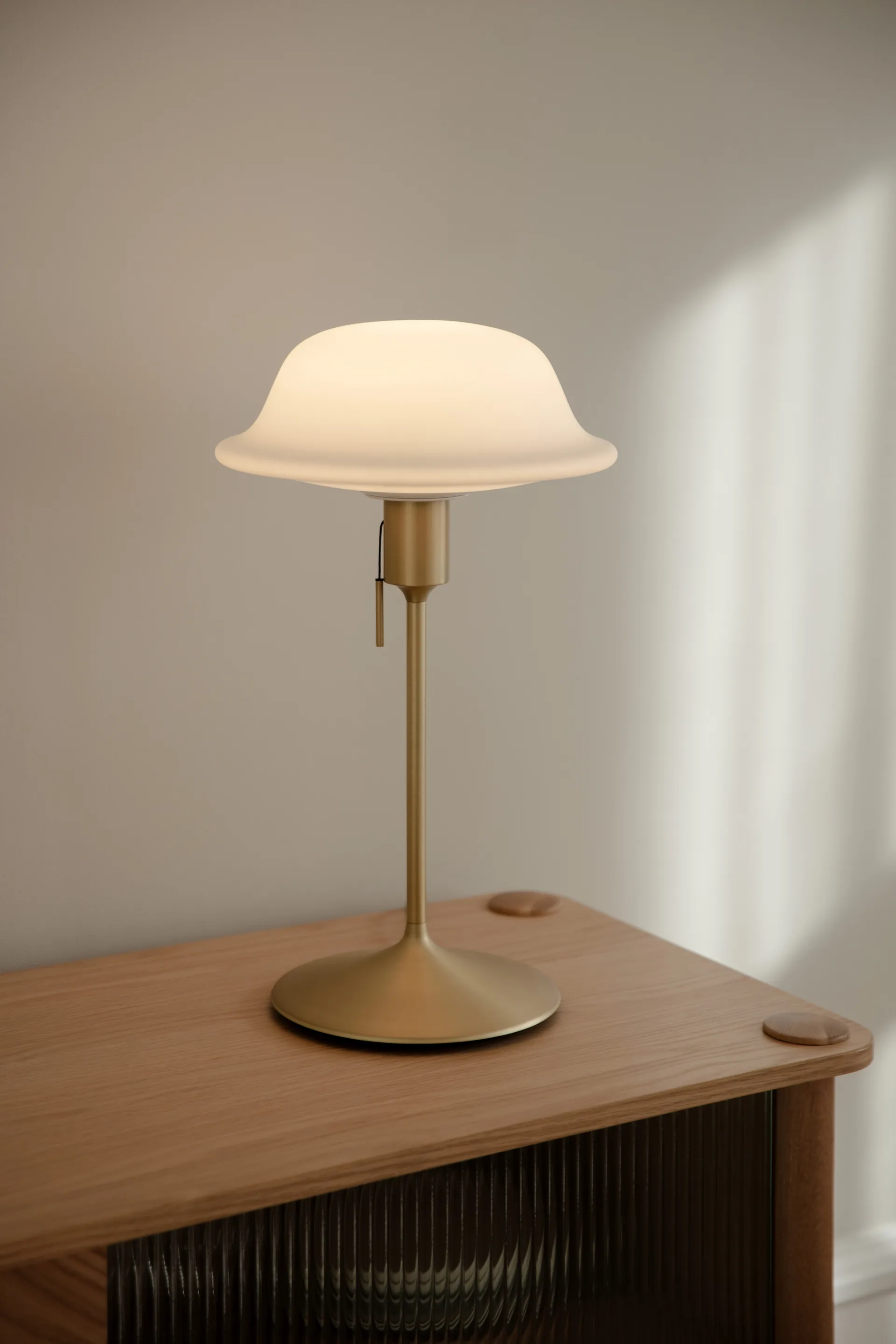 Butler bordslampa, Vit-Borstad mässing Umage