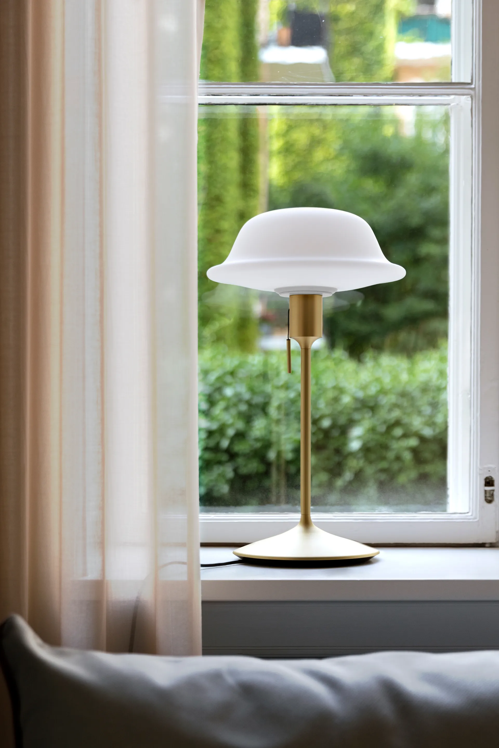 Butler bordslampa, Vit-Borstad mässing Umage
