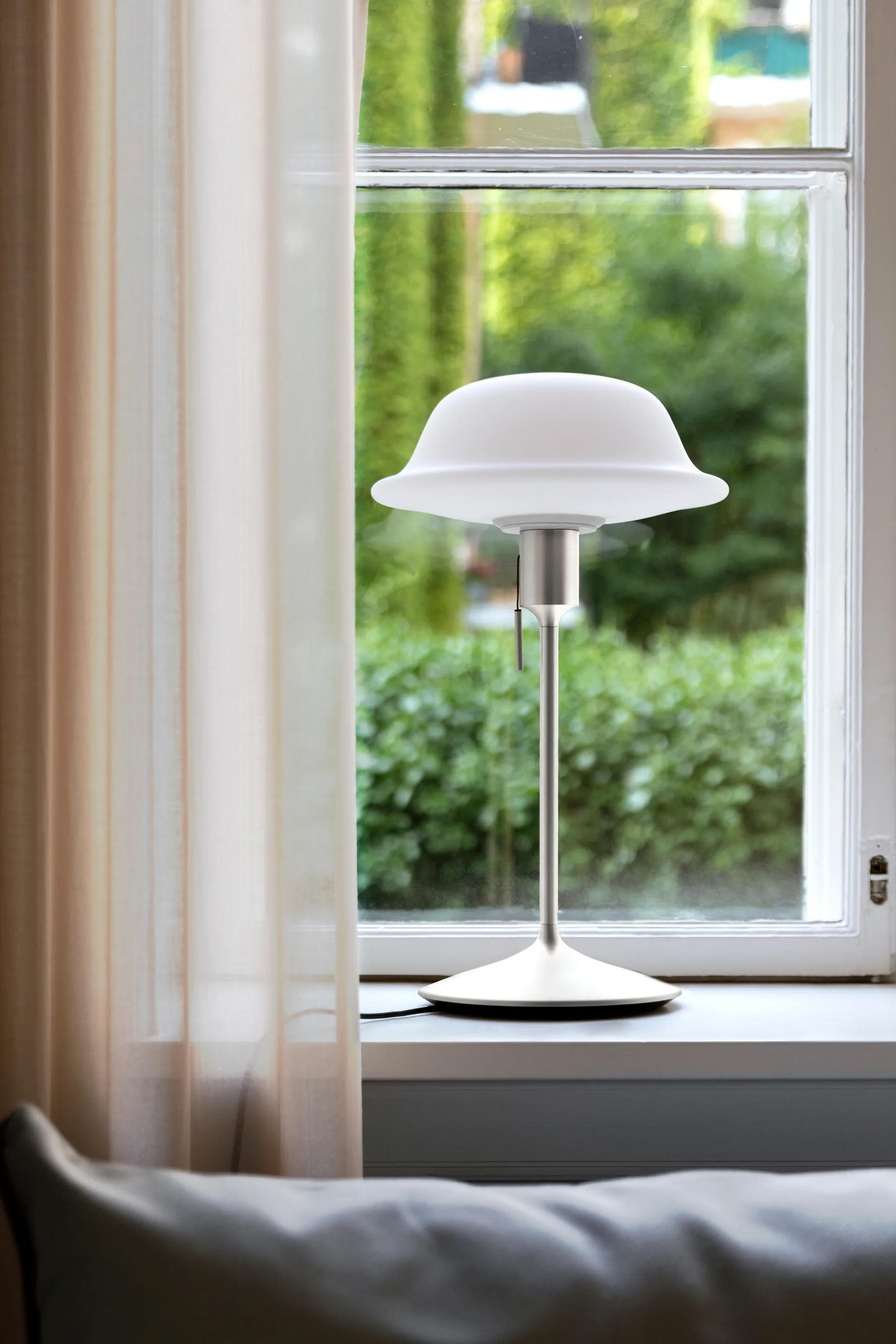 Butler bordslampa, Vit-Borstat stål Umage