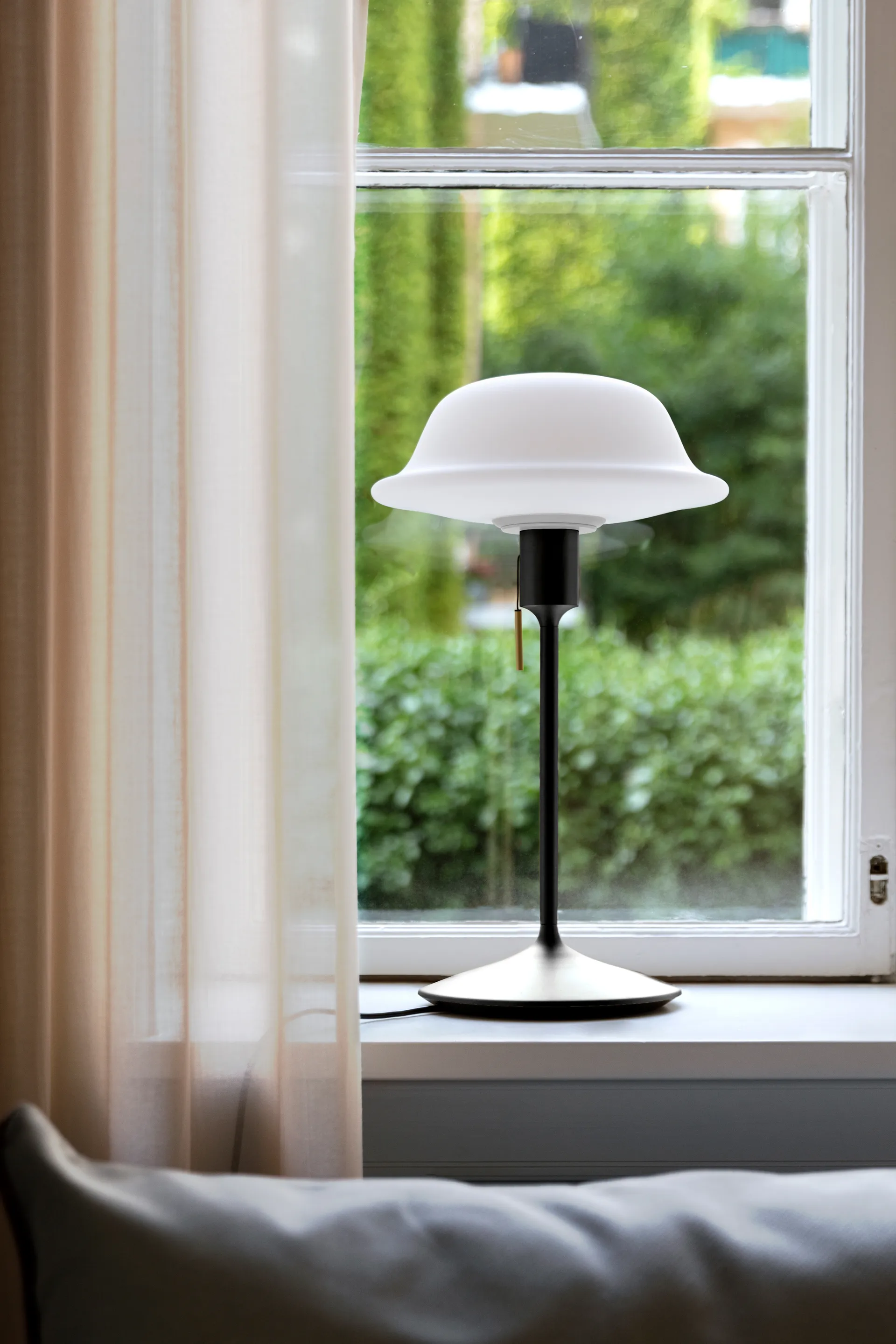 Butler bordslampa, Vit-Svart Umage