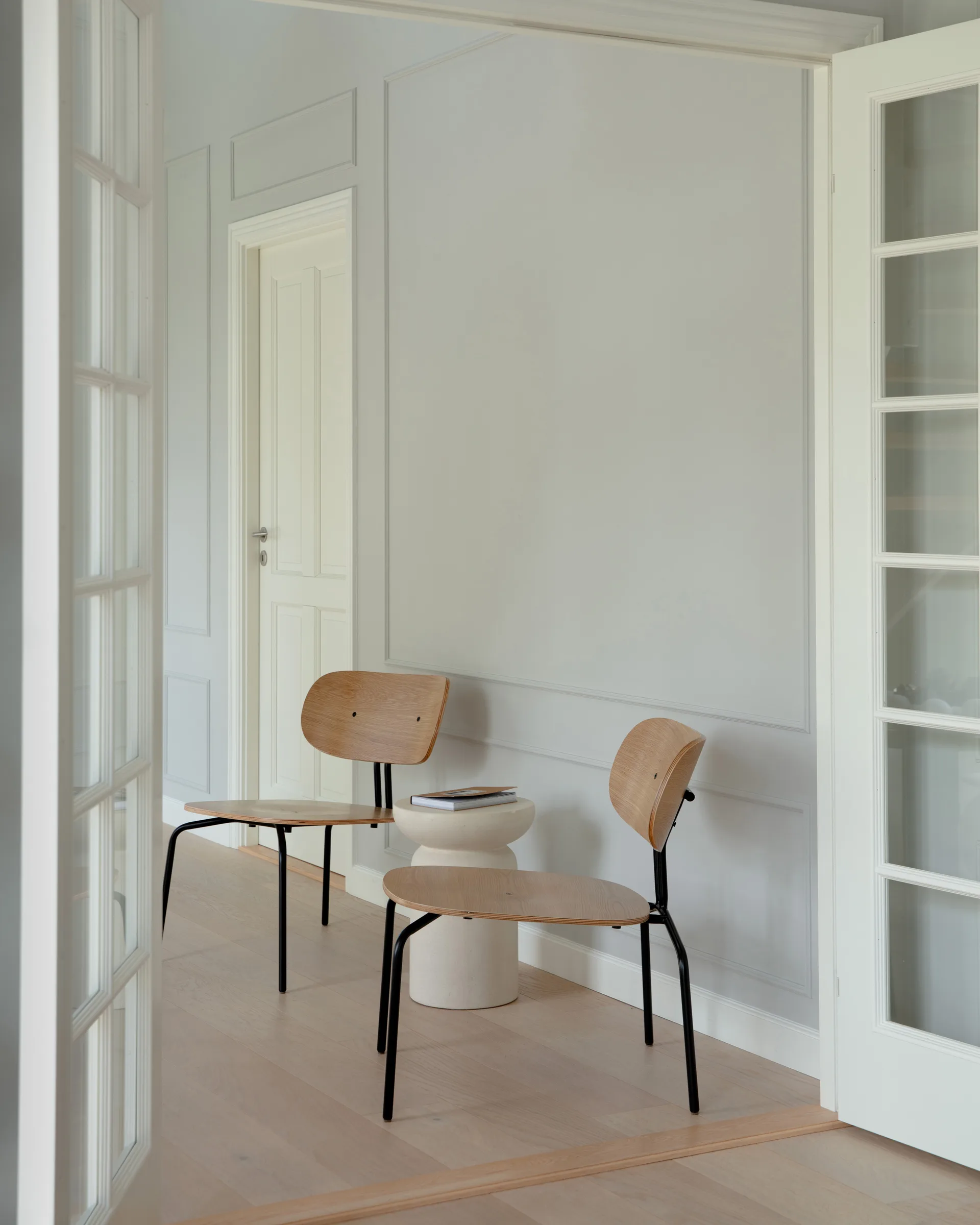 Curious loungefåtölj, Oak-black Umage