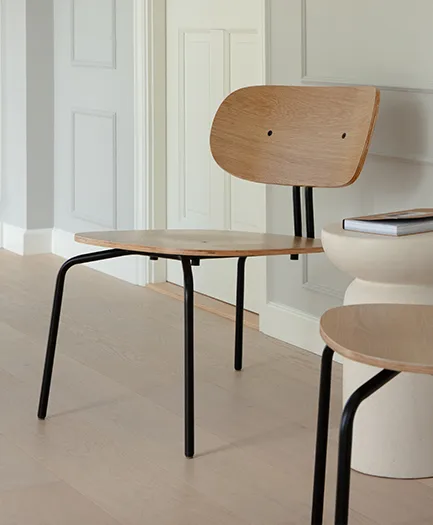 Curious loungefåtölj, Oak-black Umage