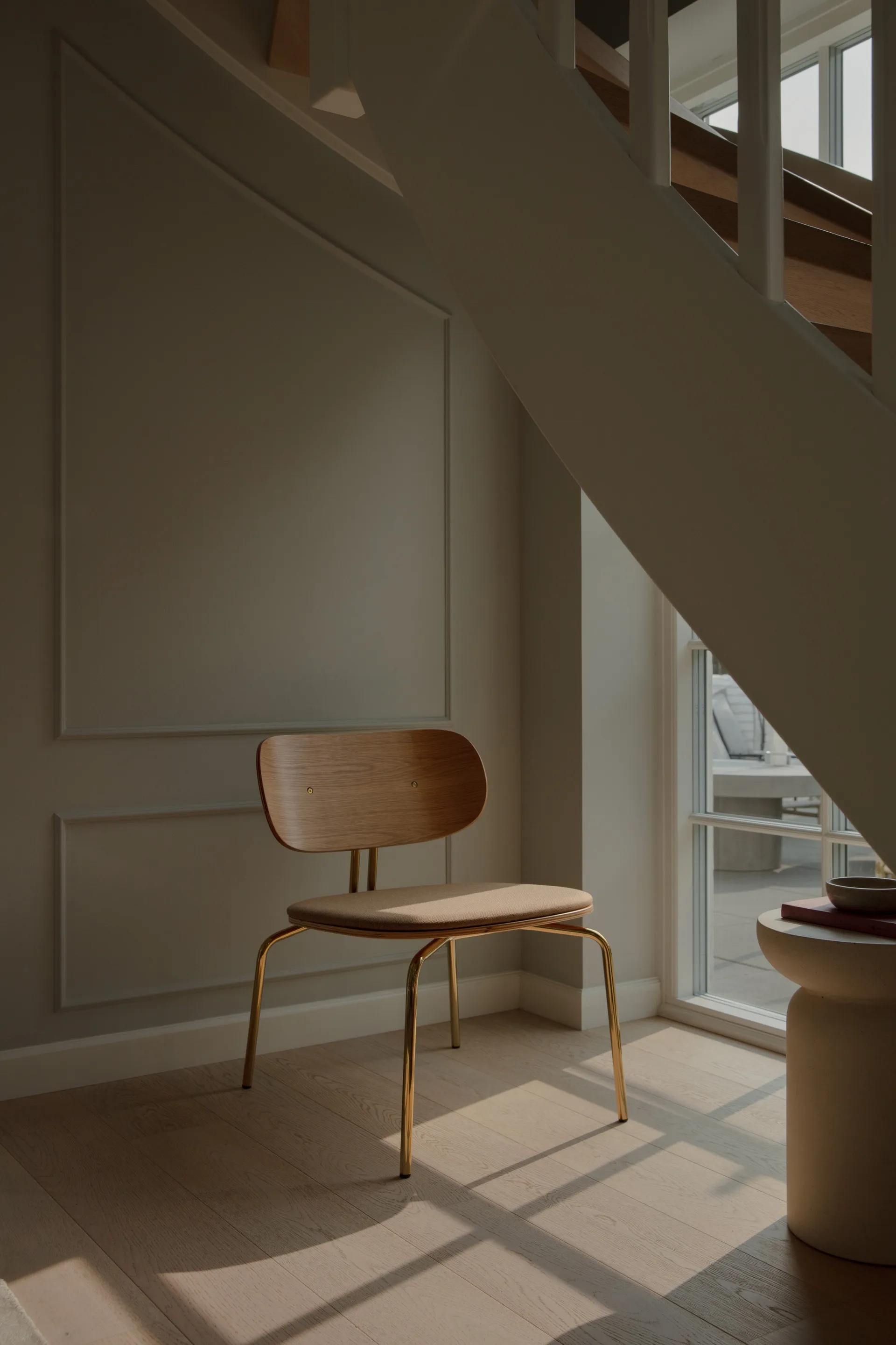 Curious loungefåtölj, Oak-brass Umage