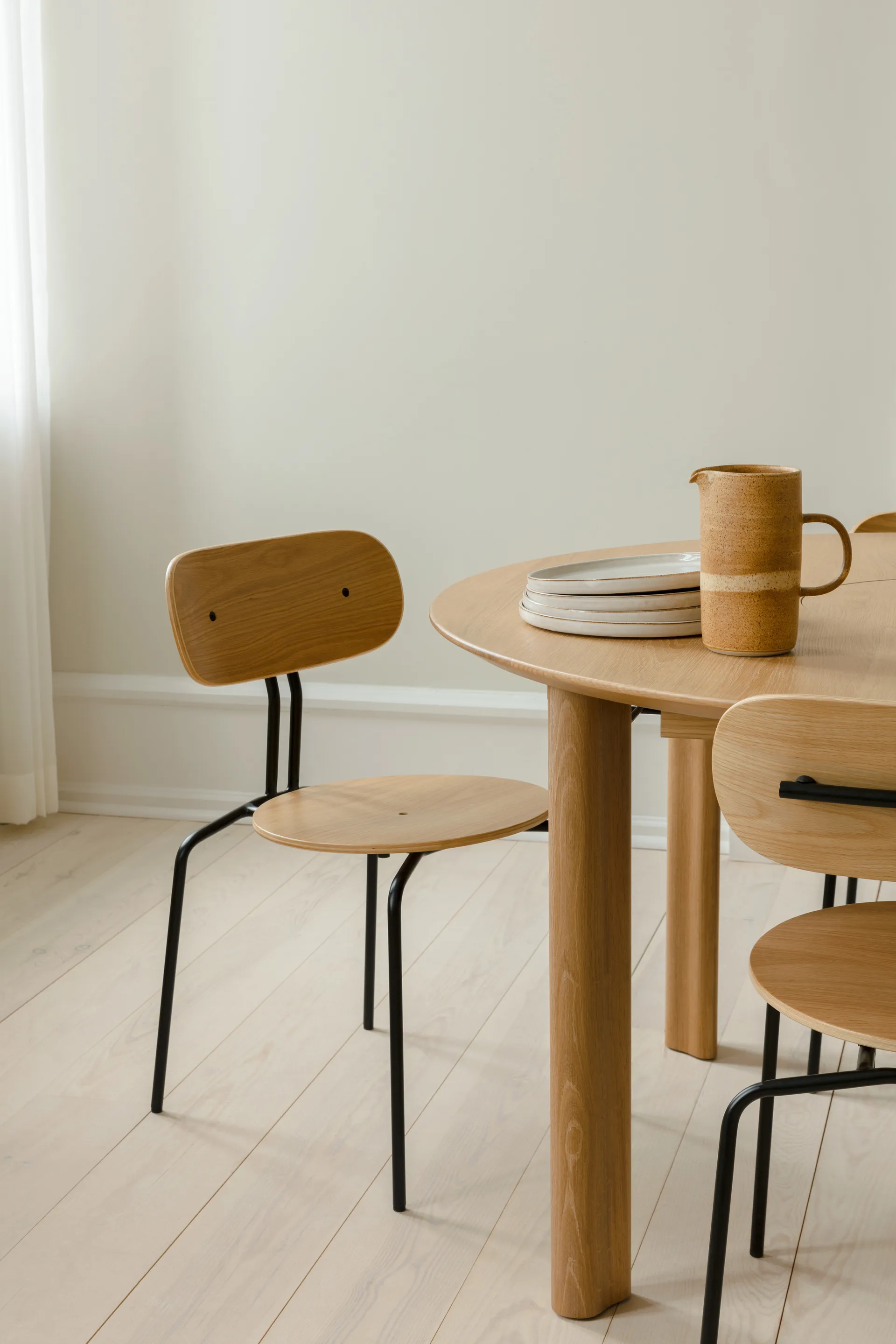 Curious stol, Oak-black legs Umage