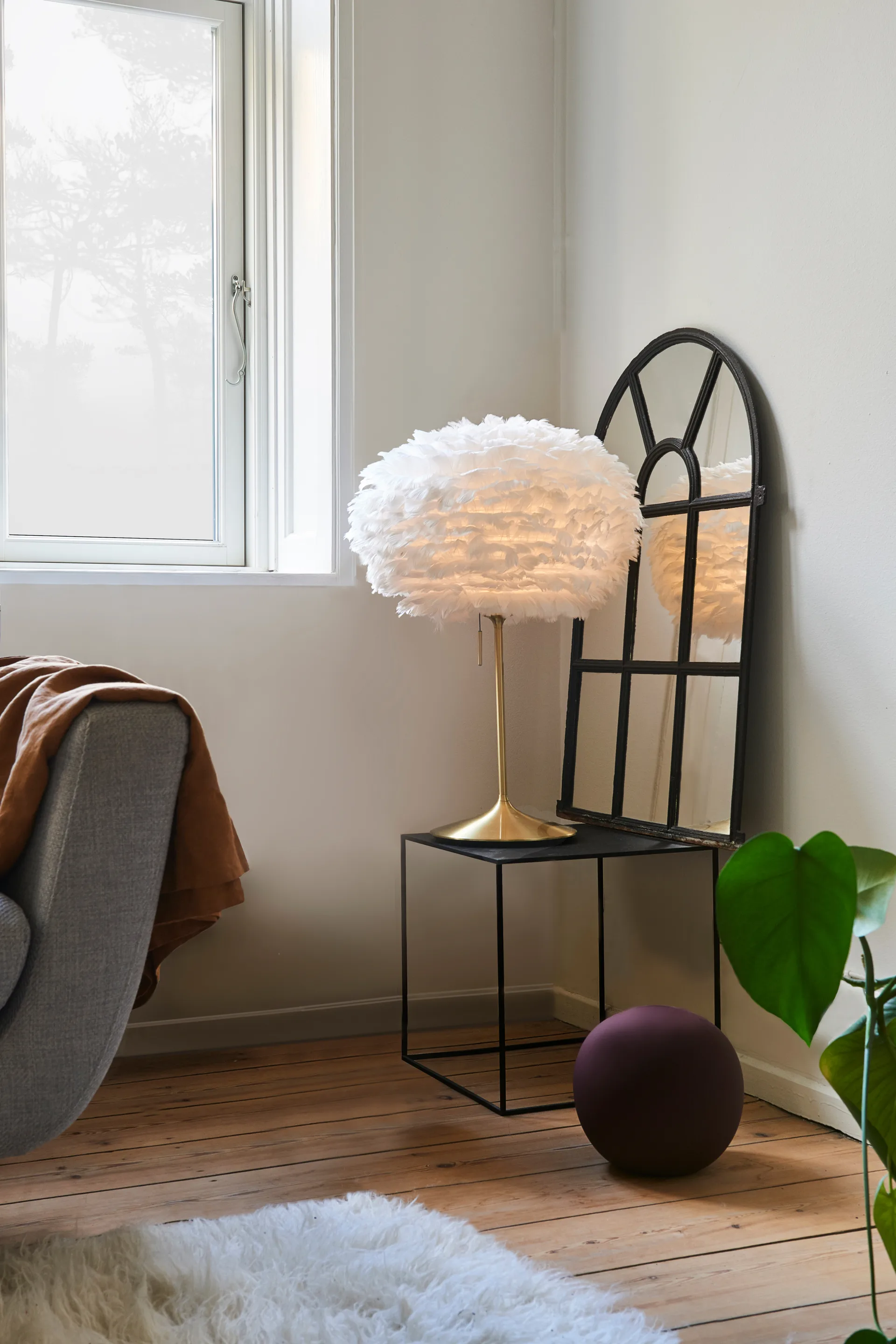 Eos bordslampa medium, Vit-Borstad mässing Umage