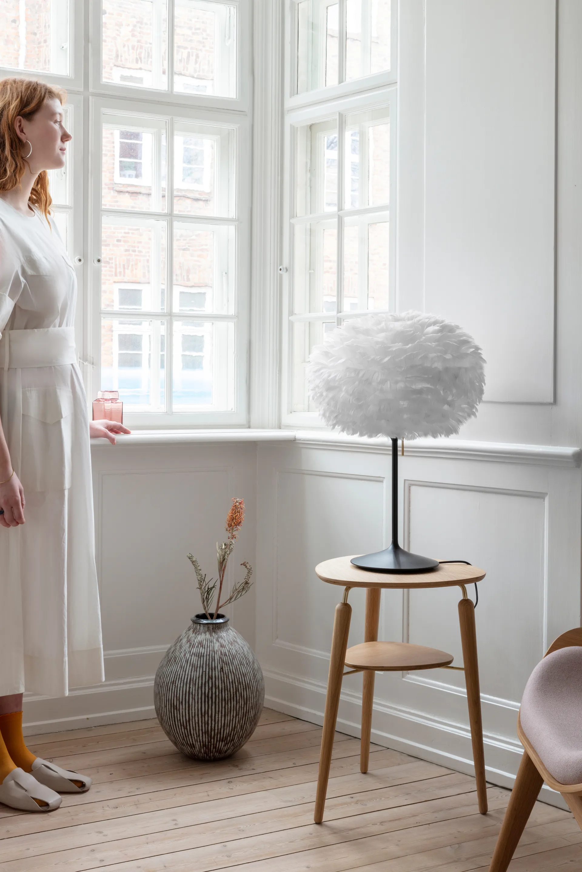 Eos bordslampa medium, Vit-Svart Umage