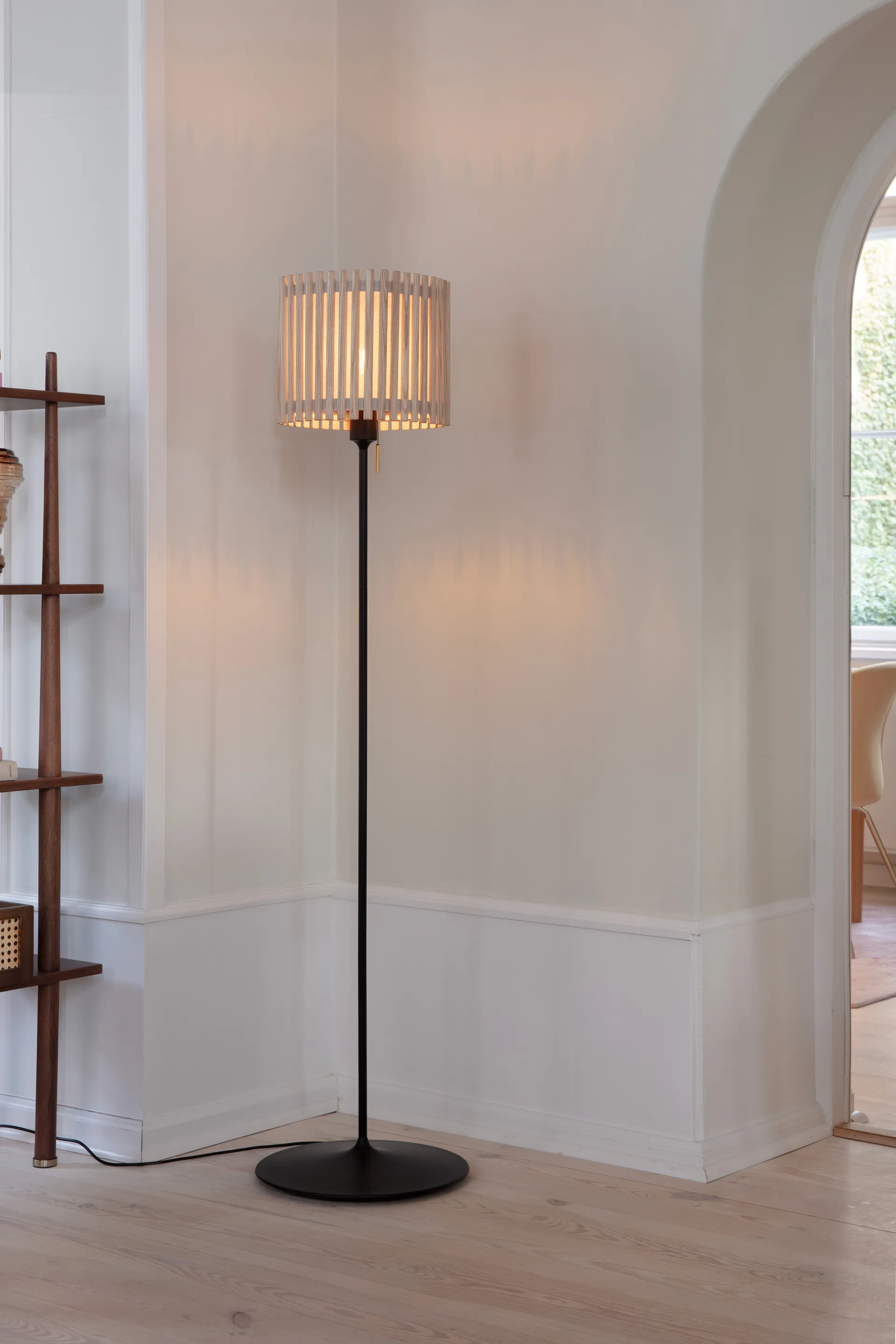 Komorebi golvlampa medium, Circle oak-svart Umage