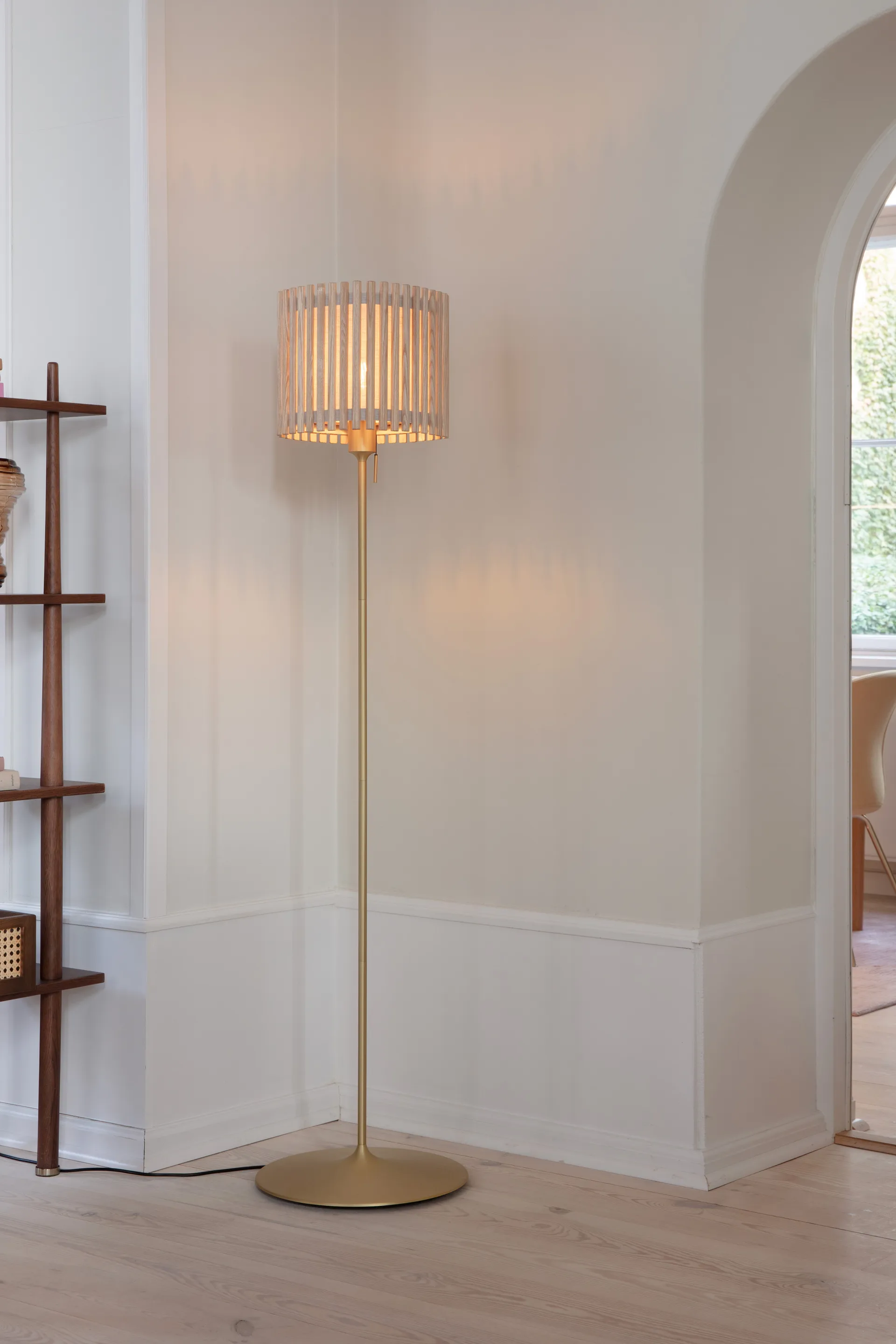 Komorebi golvlampa medium, Square oak-Borstad mässing Umage