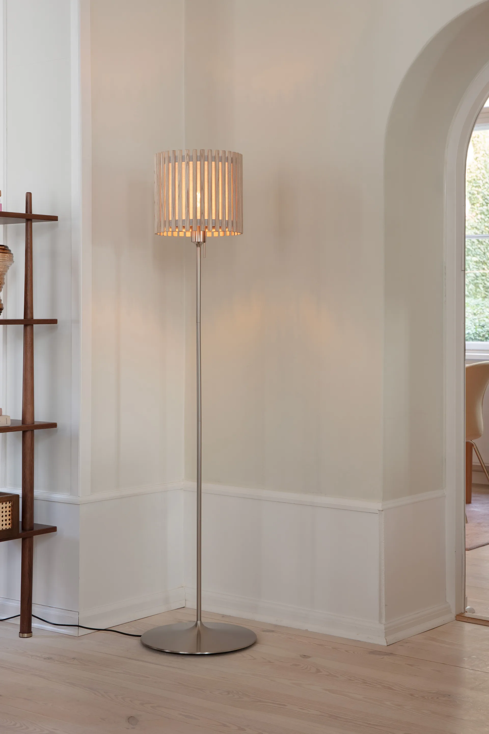 Komorebi golvlampa medium, Square oak-Borstat stål Umage