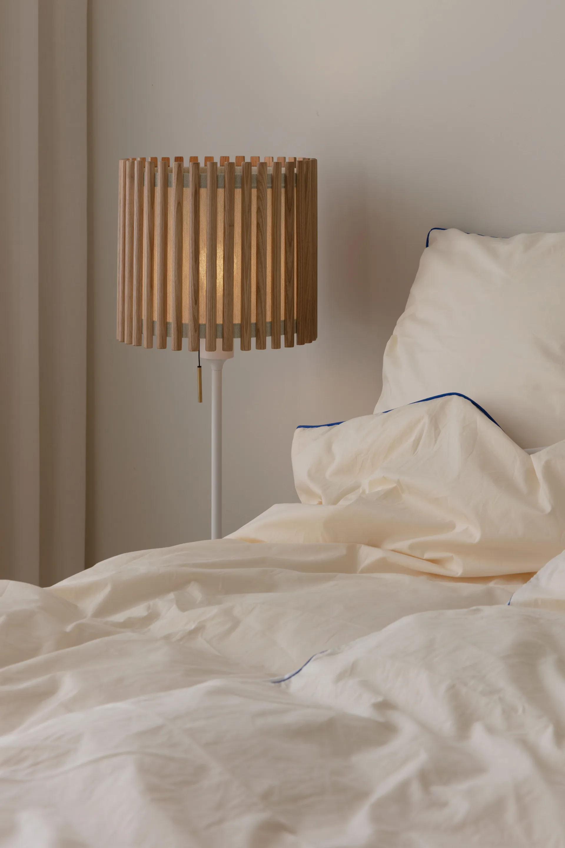 Komorebi golvlampa medium, Square oak-Vit Umage