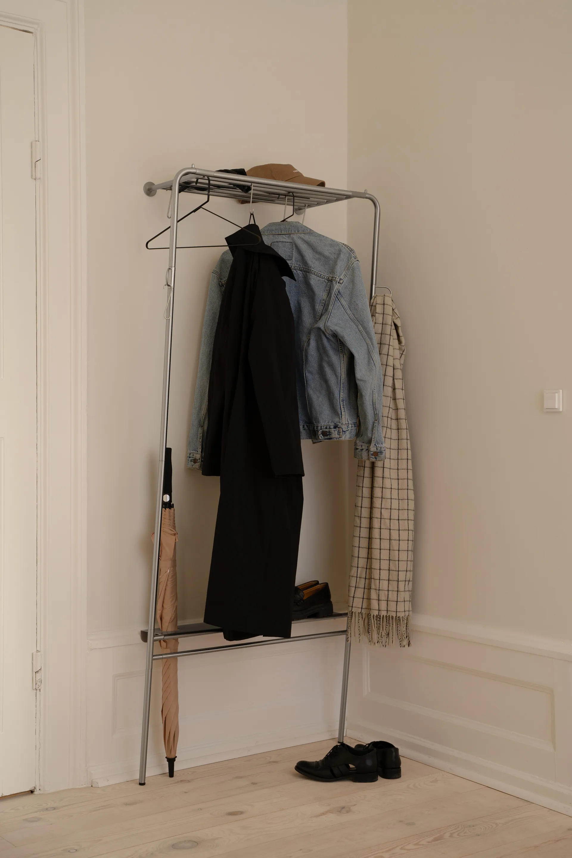 Lean On Me klädhängare, Stål Umage