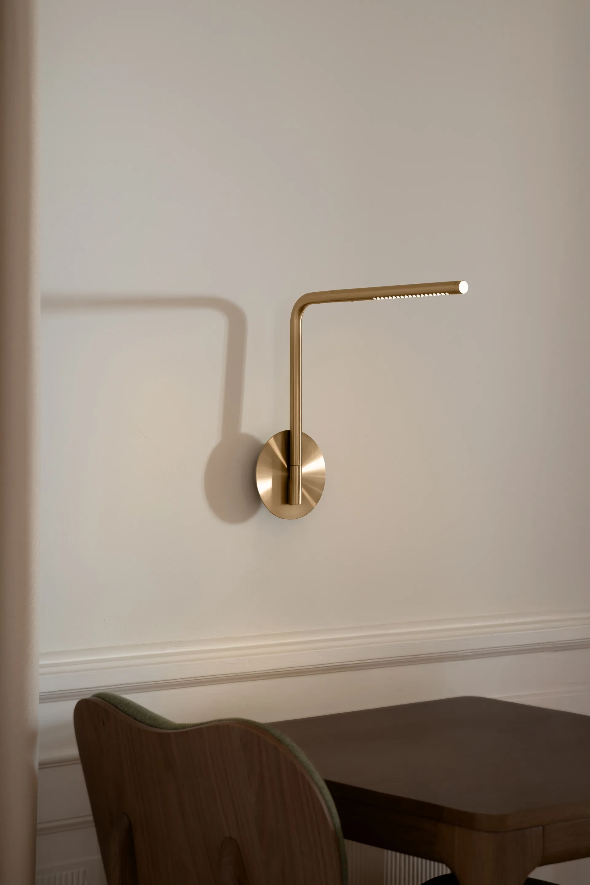 Omni Pivot vägglampa, Brass Umage