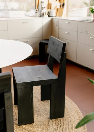 001 Dining Chair stol - Svartbetsad furu - Vaarnii