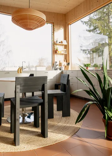 001 Dining Chair stol - Svartbetsad furu - Vaarnii