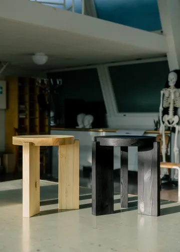 001 Stool pall - Matt oljevaxad furu, Ø40x44 cm - Vaarnii