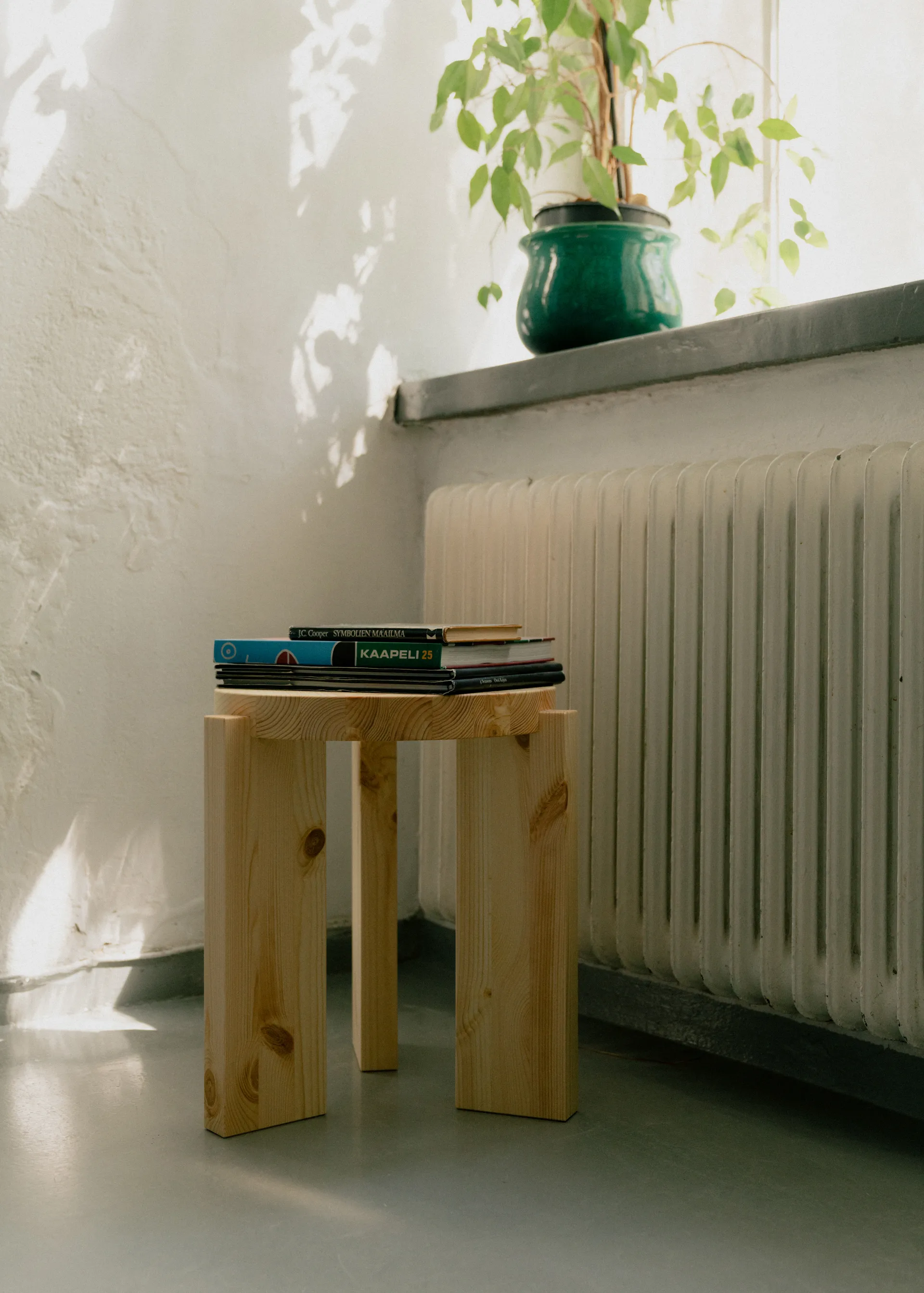 001 Stool pall, Matt oljevaxad furu, Ø40x44 cm Vaarnii