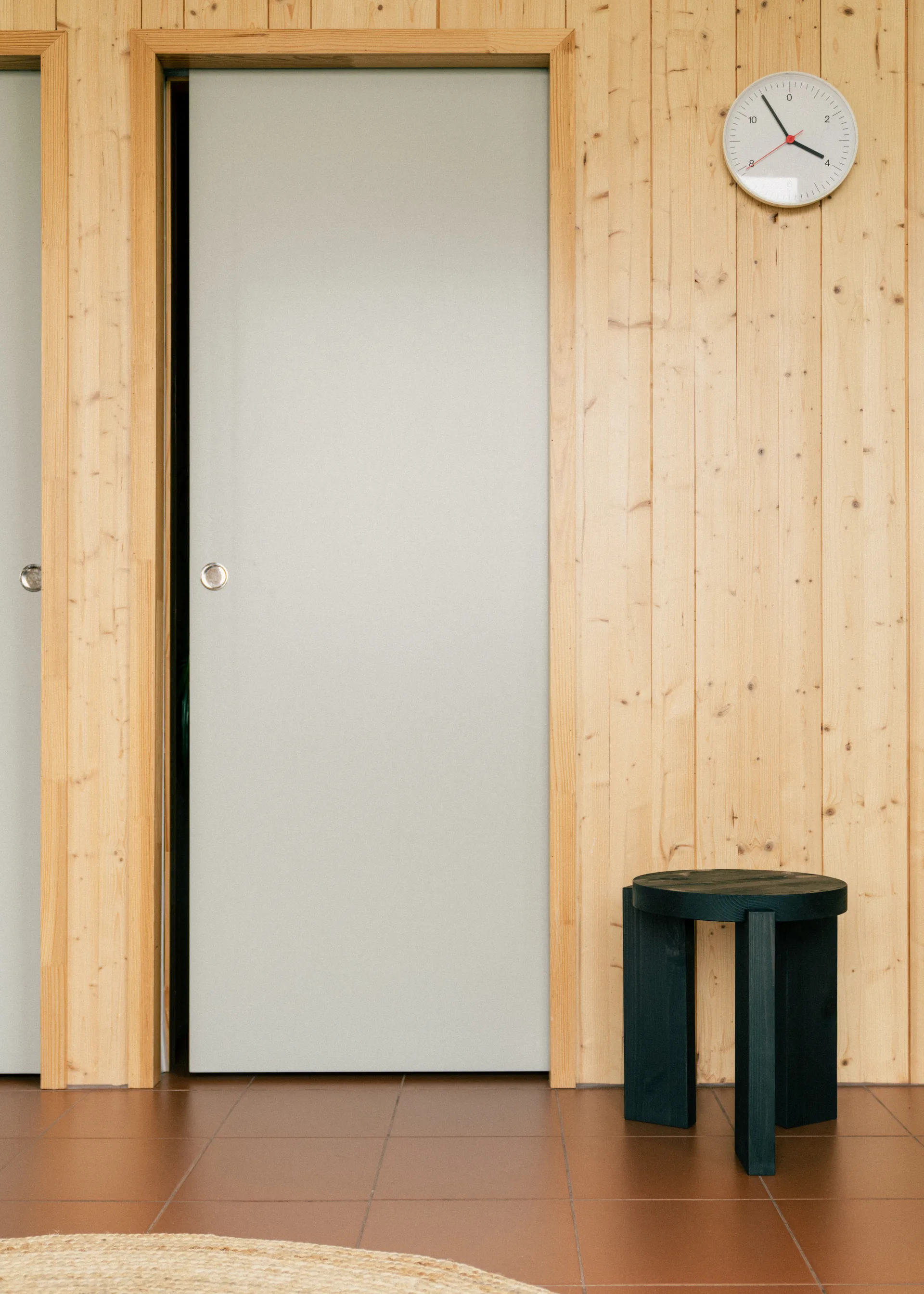 001 Stool pall, Svartbetsad furu, Ø40x44 cm Vaarnii