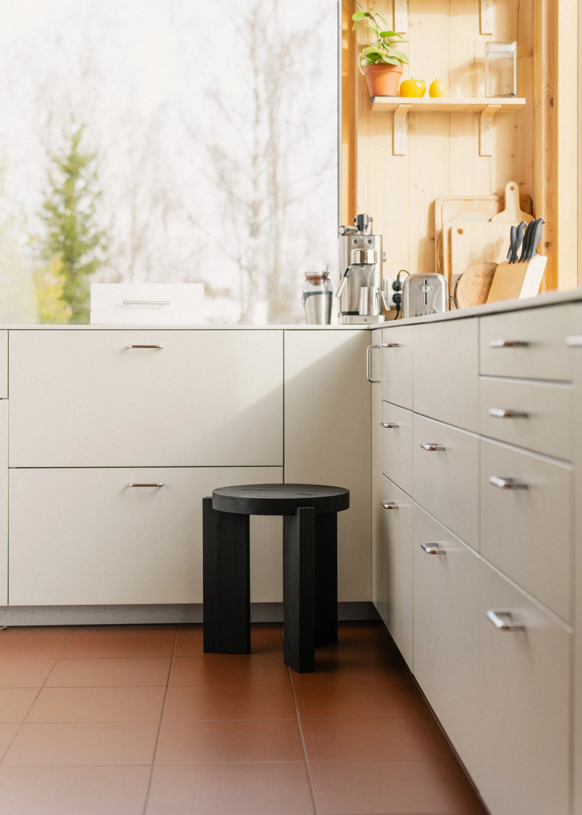 001 Stool pall, Svartbetsad furu, Ø40x44 cm Vaarnii