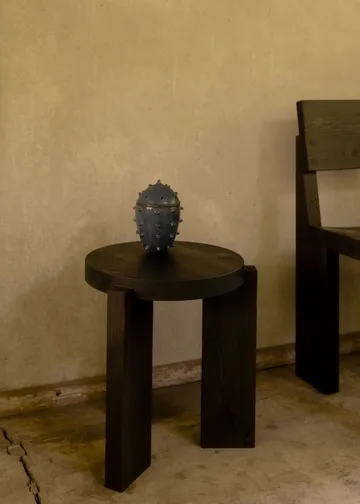 001 Stool pall - Svartbetsad furu, Ø40x44 cm - Vaarnii