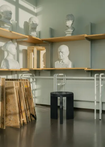 001 Stool pall - Svartbetsad furu, Ø40x44 cm - Vaarnii