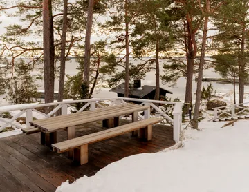 013 Osa Outdoor Bench bänk - Värmebehandlad furu, 270x37x49 cm - Vaarnii